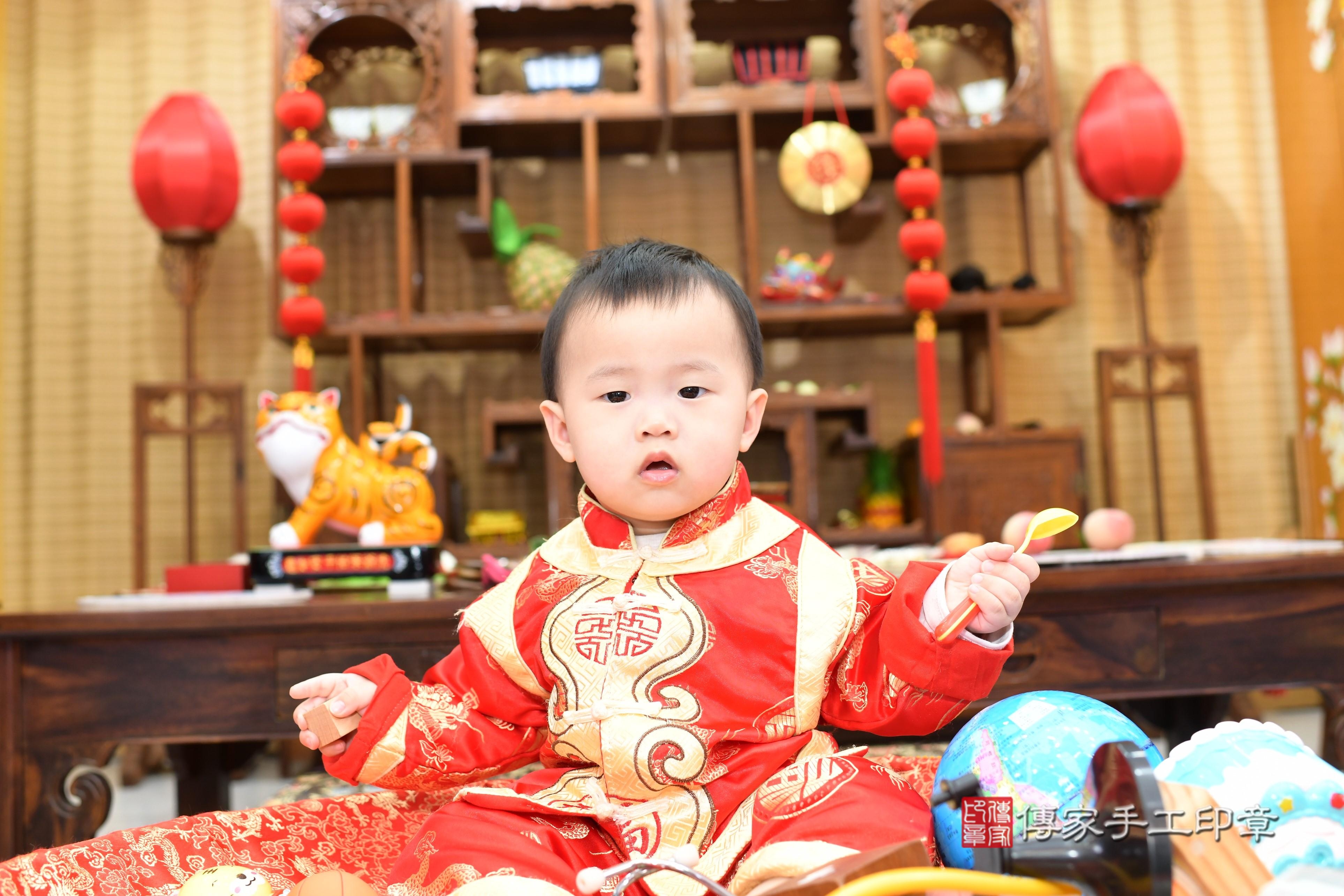 傳家手工印章台南店、抓周、度脺、中國風會場、傳家嬰兒古禮、吉祥話、抓周道具物品24種、拍照。抓周證書。寶寶抓周、滿周歲、生日快樂、祝福