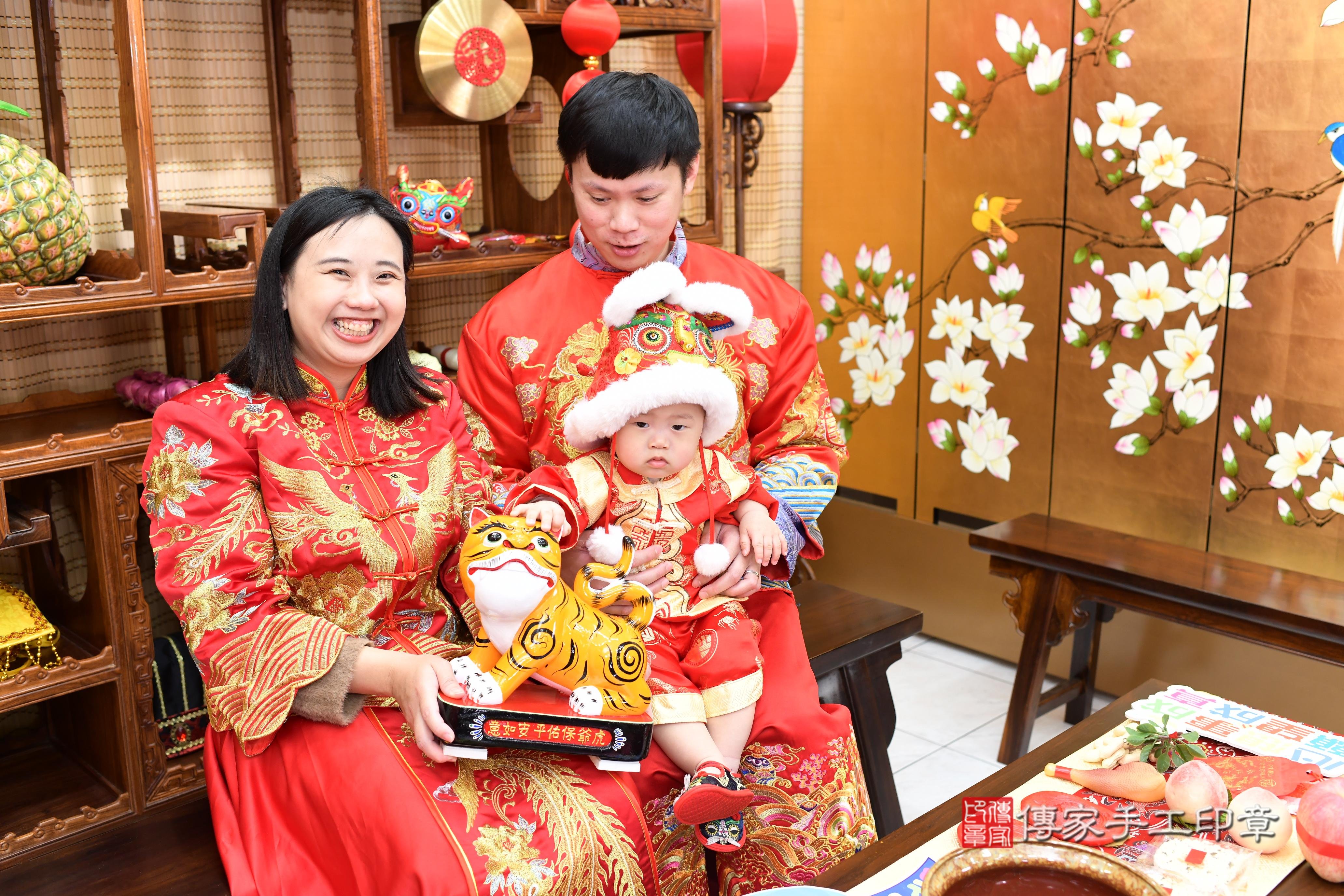 傳家手工印章台南店、抓周、度脺、中國風會場、傳家嬰兒古禮、吉祥話、抓周道具物品24種、拍照。抓周證書。寶寶抓周、滿周歲、生日快樂、祝福