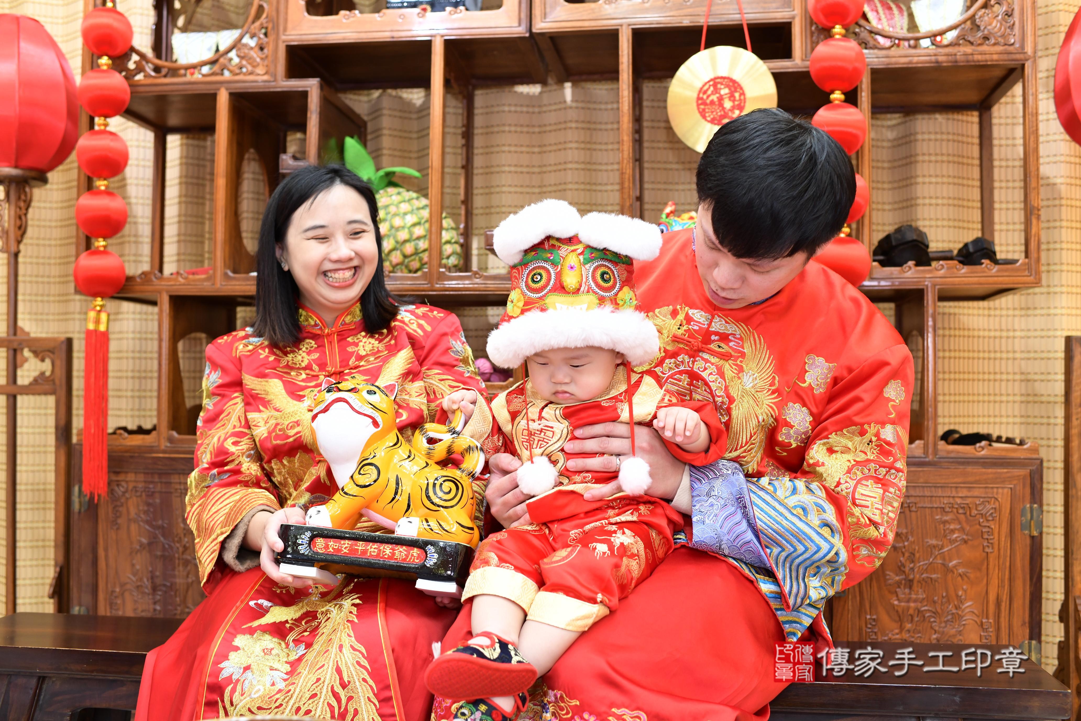 傳家手工印章台南店、抓周、度脺、中國風會場、傳家嬰兒古禮、吉祥話、抓周道具物品24種、拍照。抓周證書。寶寶抓周、滿周歲、生日快樂、祝福