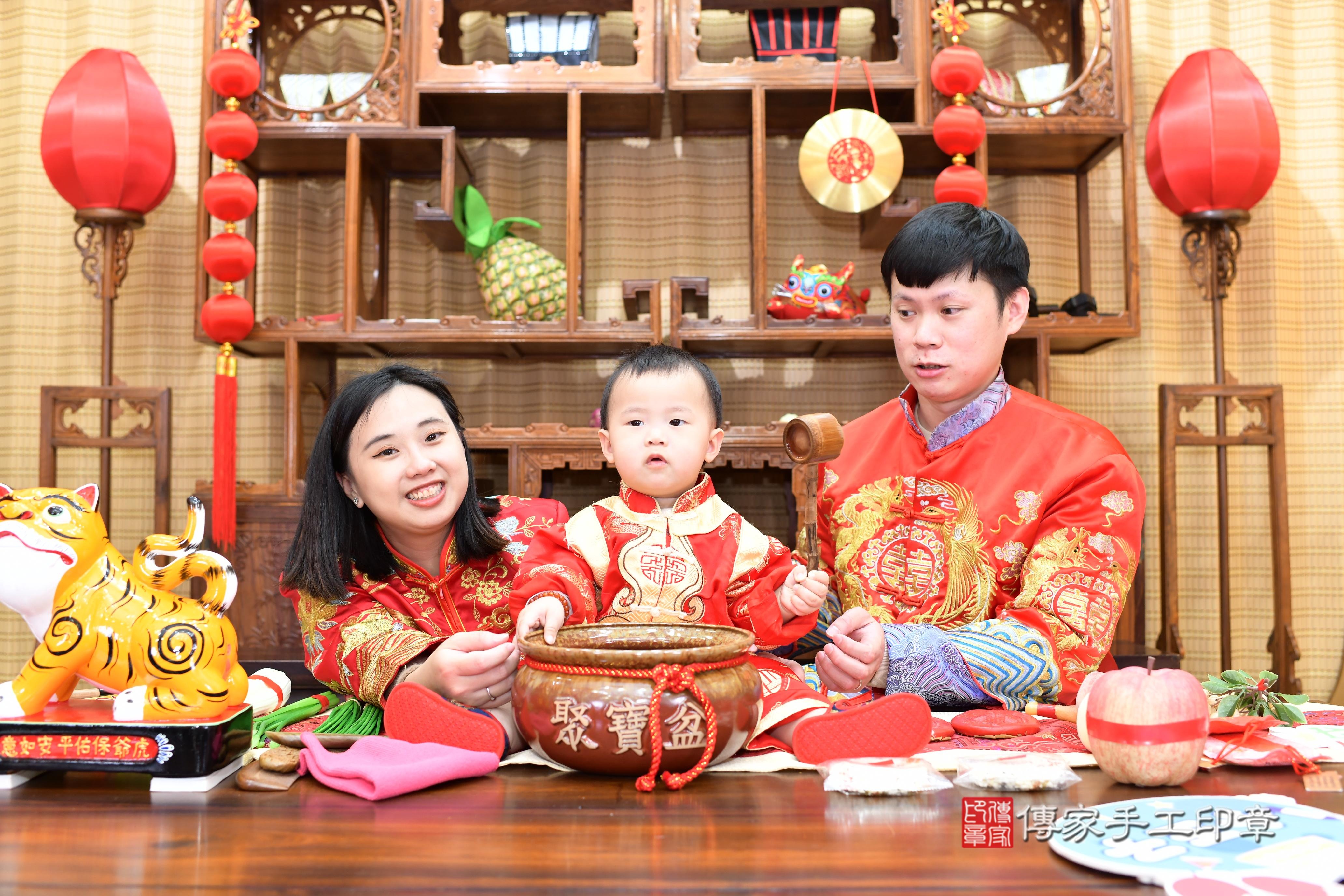 傳家手工印章台南店、抓周、度脺、中國風會場、傳家嬰兒古禮、吉祥話、抓周道具物品24種、拍照。抓周證書。寶寶抓周、滿周歲、生日快樂、祝福
