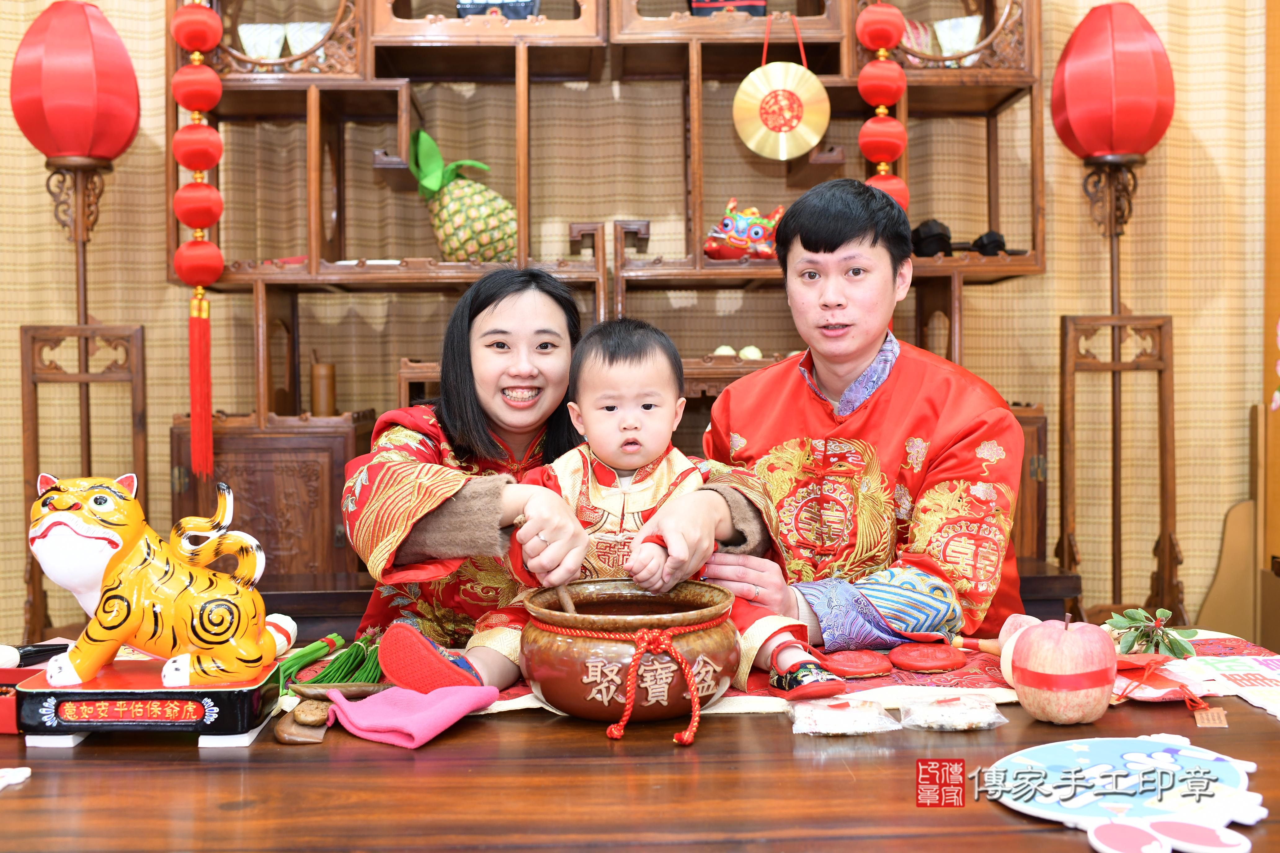 傳家手工印章台南店、抓周、度脺、中國風會場、傳家嬰兒古禮、吉祥話、抓周道具物品24種、拍照。抓周證書。寶寶抓周、滿周歲、生日快樂、祝福