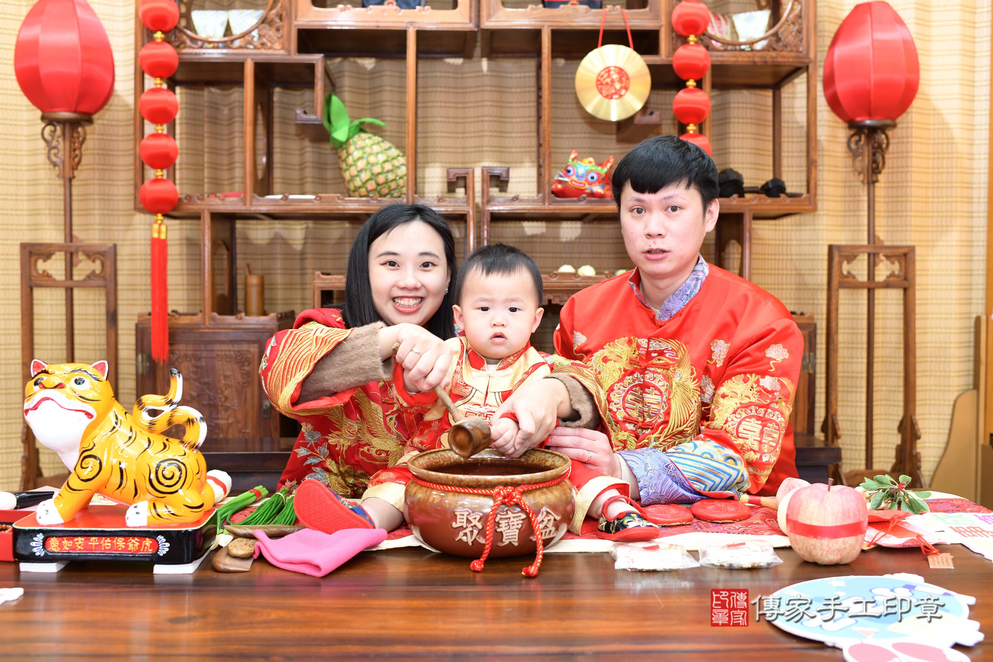 傳家手工印章台南店、抓周、度脺、中國風會場、傳家嬰兒古禮、吉祥話、抓周道具物品24種、拍照。抓周證書。寶寶抓周、滿周歲、生日快樂、祝福