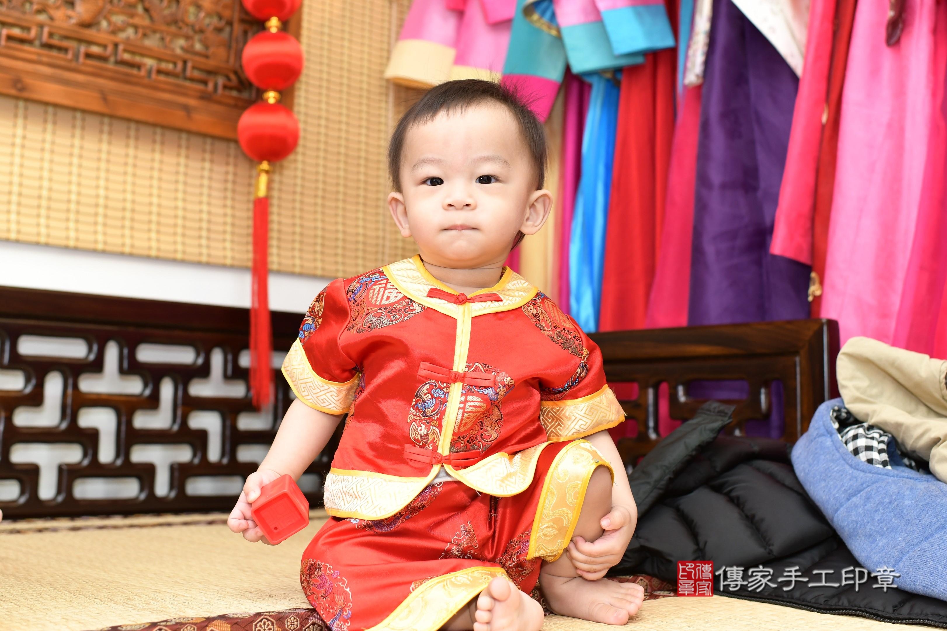 傳家手工印章台南店、抓周、度脺、中國風會場、傳家嬰兒古禮、吉祥話、抓周道具物品24種、拍照。抓周證書。寶寶抓周、滿周歲、生日快樂、祝福