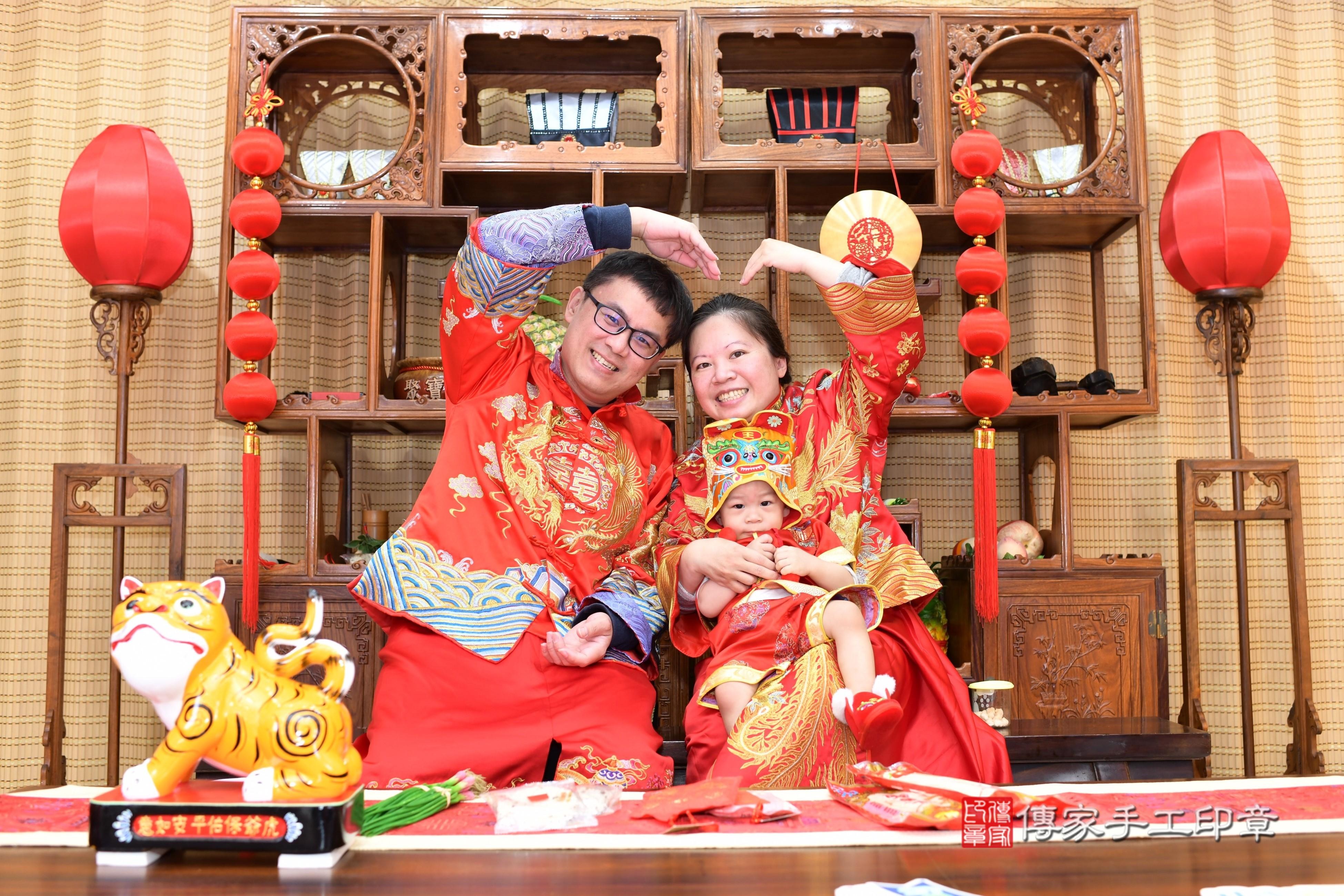 傳家手工印章台南店、抓周、度脺、中國風會場、傳家嬰兒古禮、吉祥話、抓周道具物品24種、拍照。抓周證書。寶寶抓周、滿周歲、生日快樂、祝福
