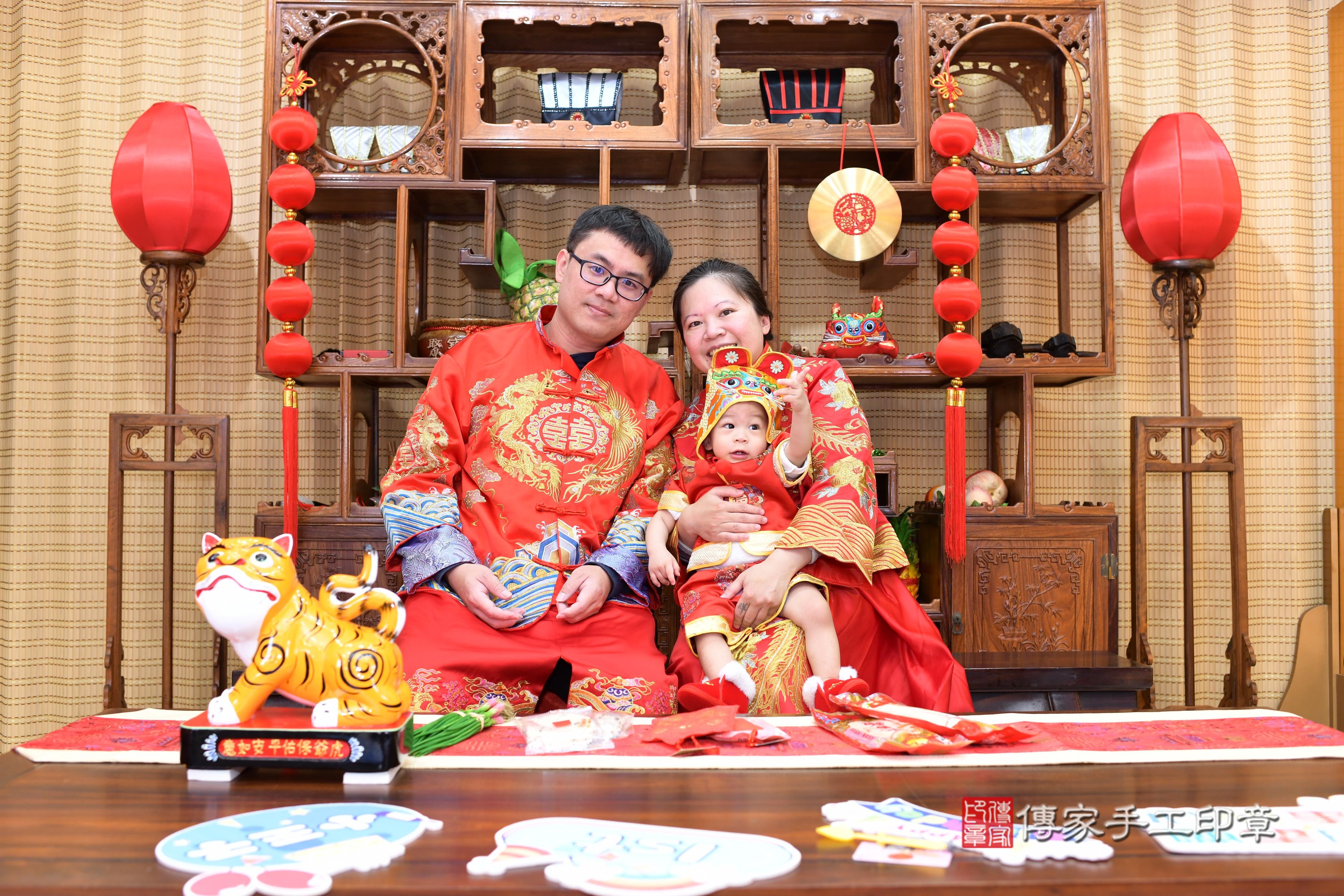 傳家手工印章台南店、抓周、度脺、中國風會場、傳家嬰兒古禮、吉祥話、抓周道具物品24種、拍照。抓周證書。寶寶抓周、滿周歲、生日快樂、祝福
