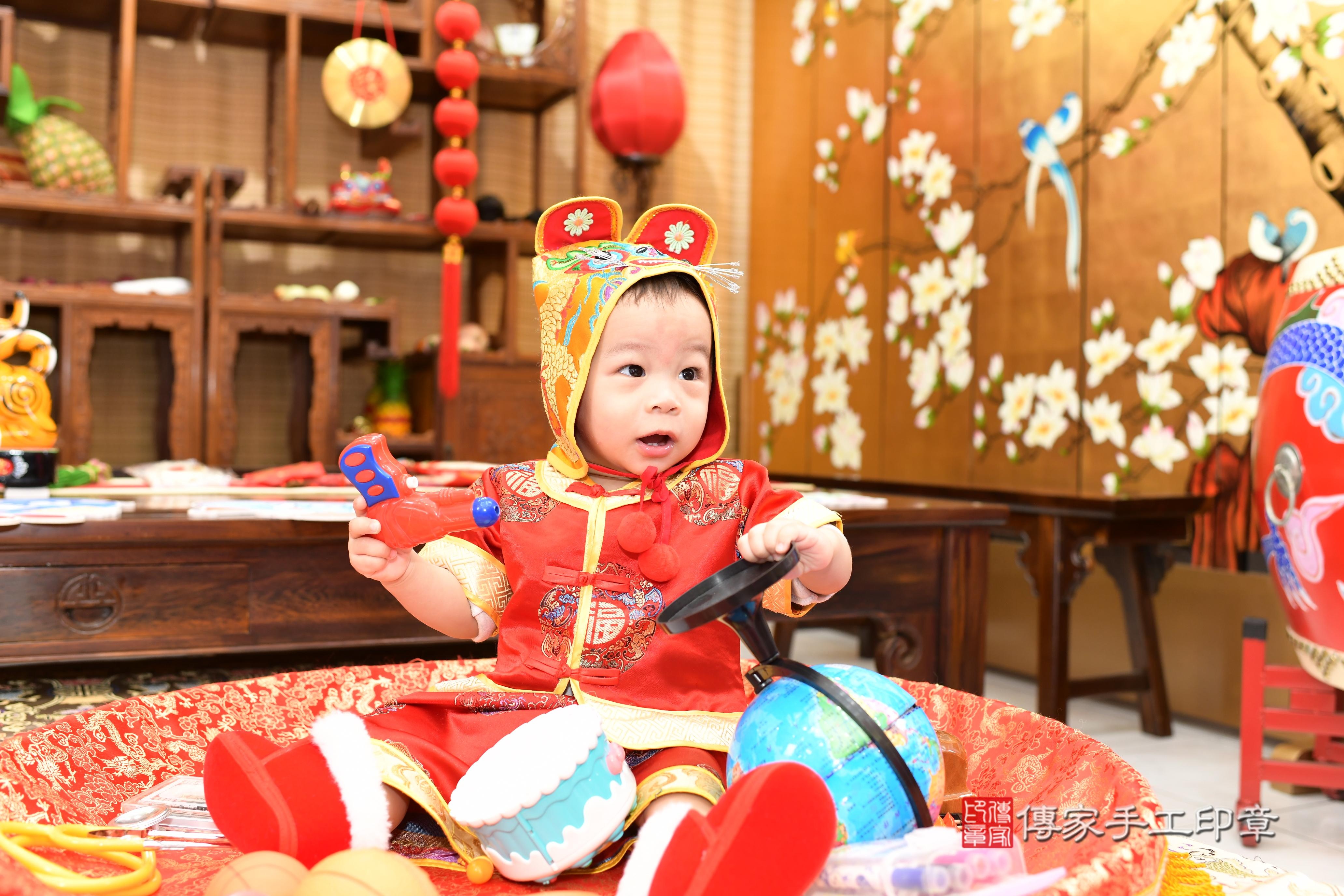 1740572197418944.jpg傳家手工印章台南店、抓周、度脺、中國風會場、傳家嬰兒古禮、吉祥話、抓周道具物品24種、拍照。抓周證書。寶寶抓周、滿周歲、生日快樂、祝福