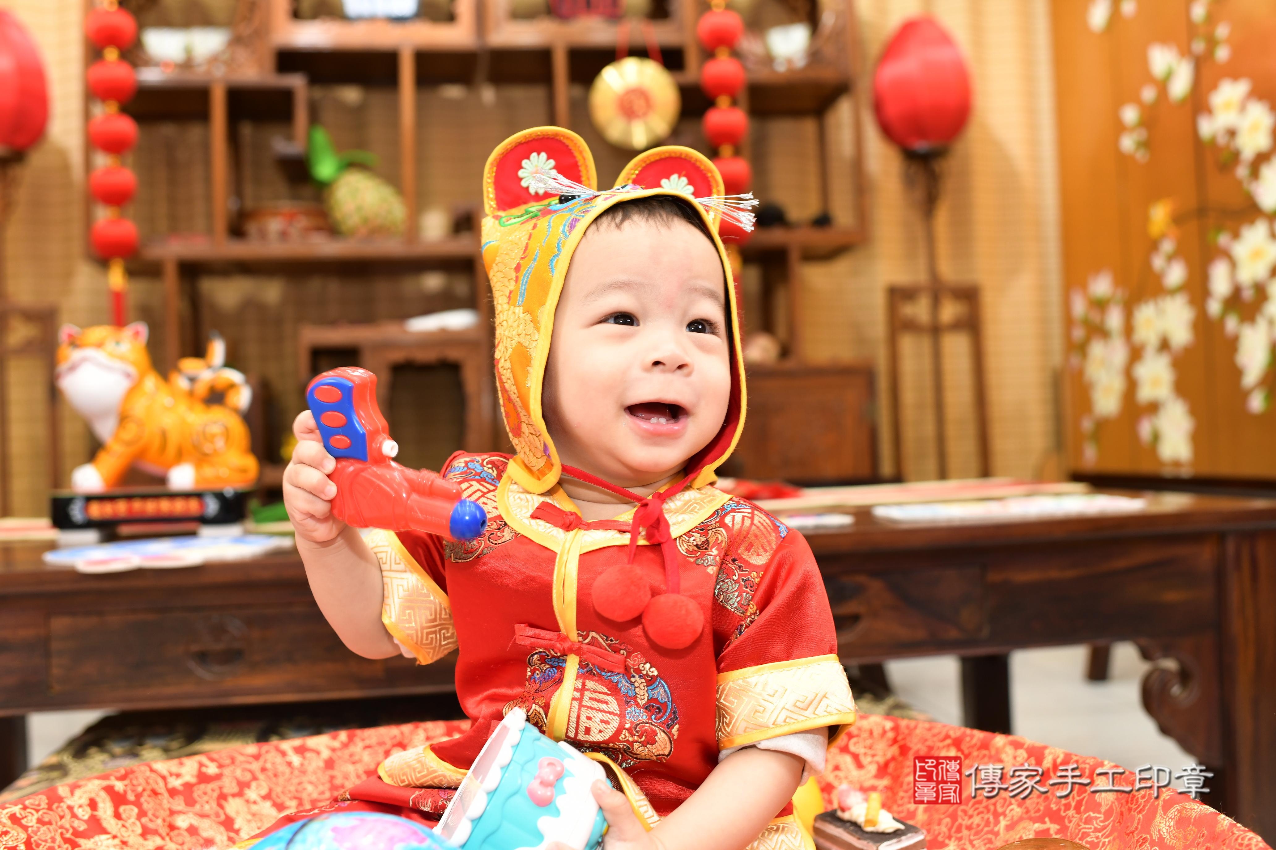 傳家手工印章台南店、抓周、度脺、中國風會場、傳家嬰兒古禮、吉祥話、抓周道具物品24種、拍照。抓周證書。寶寶抓周、滿周歲、生日快樂、祝福