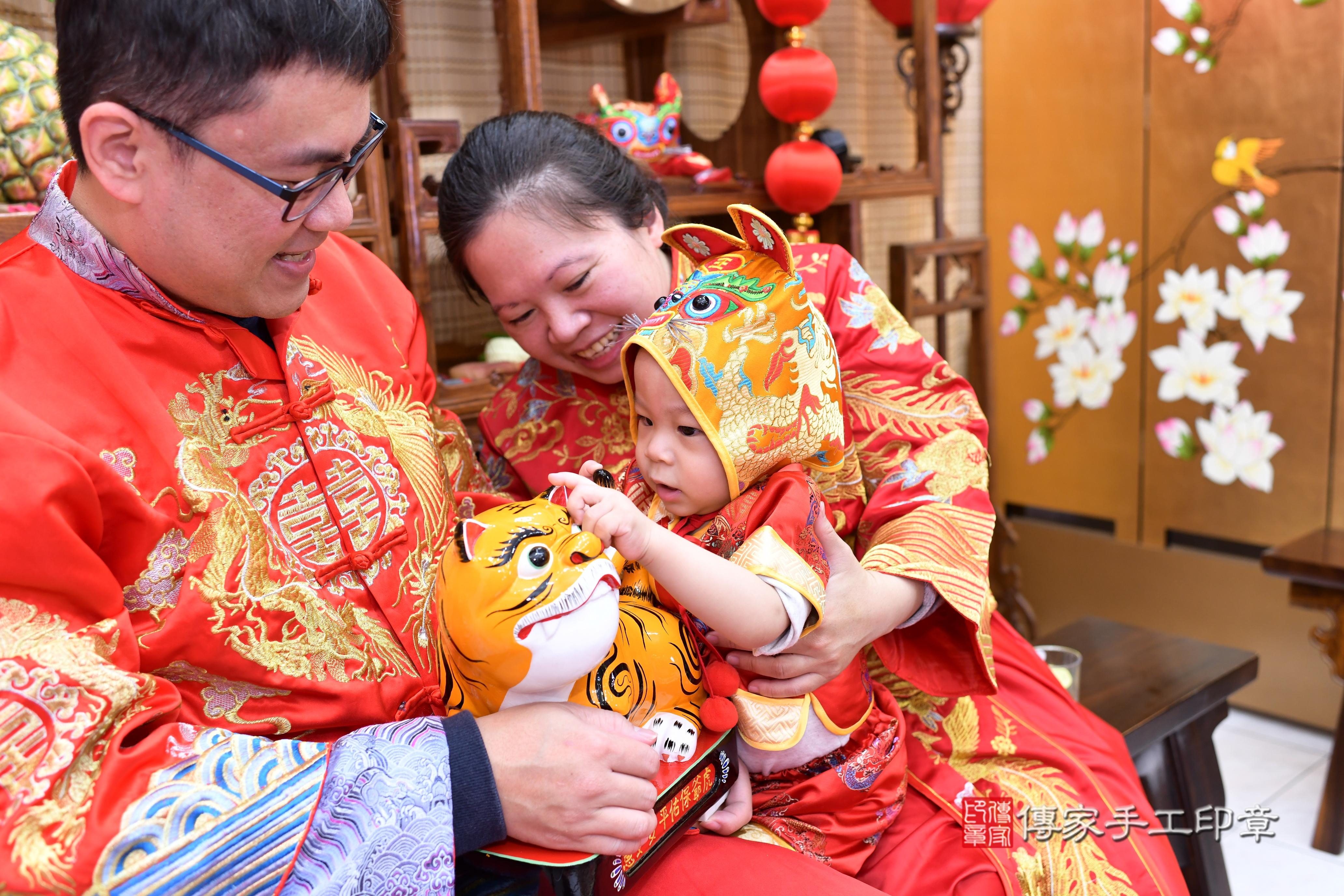 傳家手工印章台南店、抓周、度脺、中國風會場、傳家嬰兒古禮、吉祥話、抓周道具物品24種、拍照。抓周證書。寶寶抓周、滿周歲、生日快樂、祝福