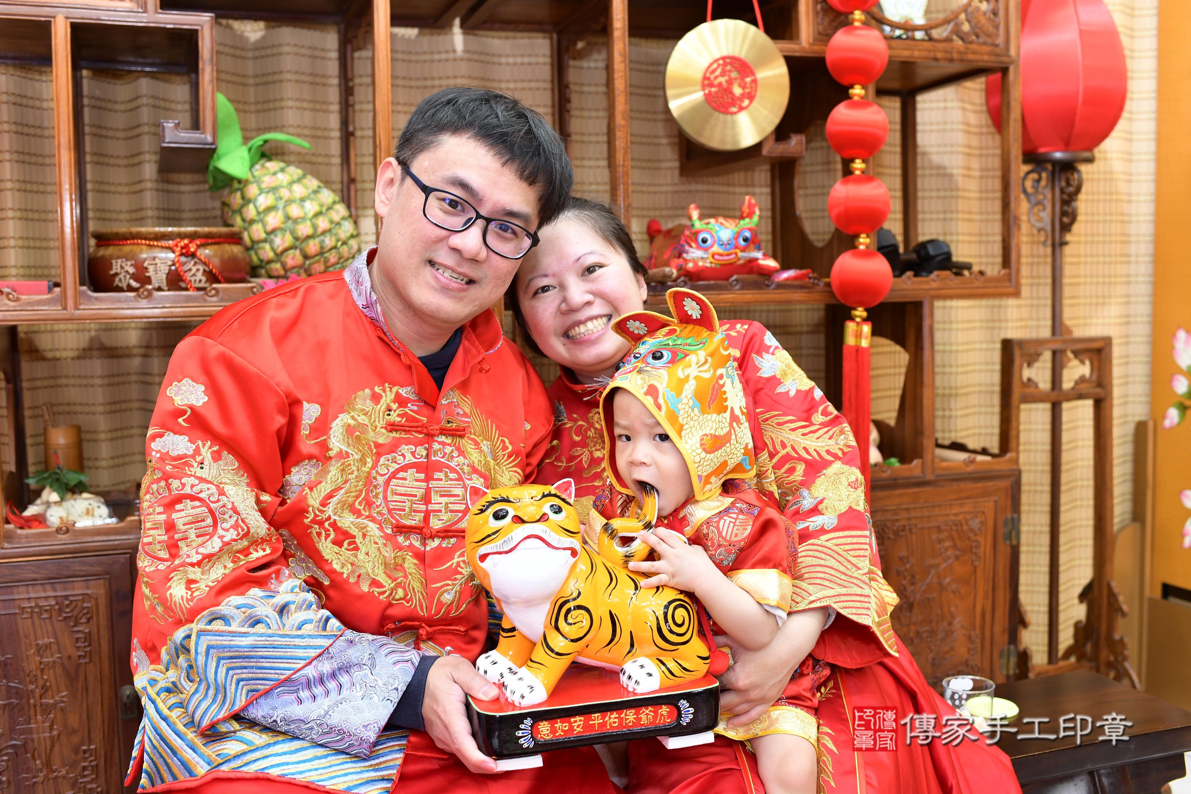 傳家手工印章台南店、抓周、度脺、中國風會場、傳家嬰兒古禮、吉祥話、抓周道具物品24種、拍照。抓周證書。寶寶抓周、滿周歲、生日快樂、祝福