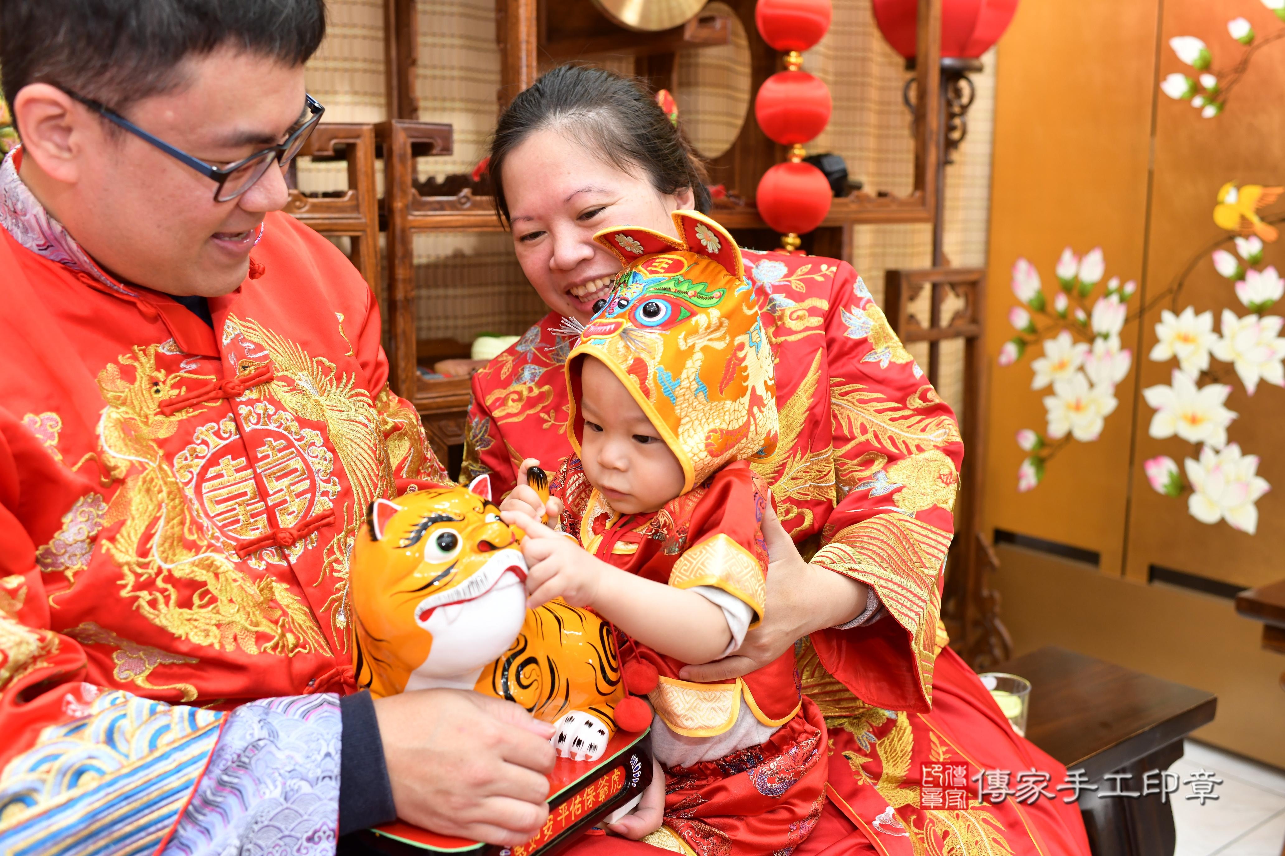 傳家手工印章台南店、抓周、度脺、中國風會場、傳家嬰兒古禮、吉祥話、抓周道具物品24種、拍照。抓周證書。寶寶抓周、滿周歲、生日快樂、祝福