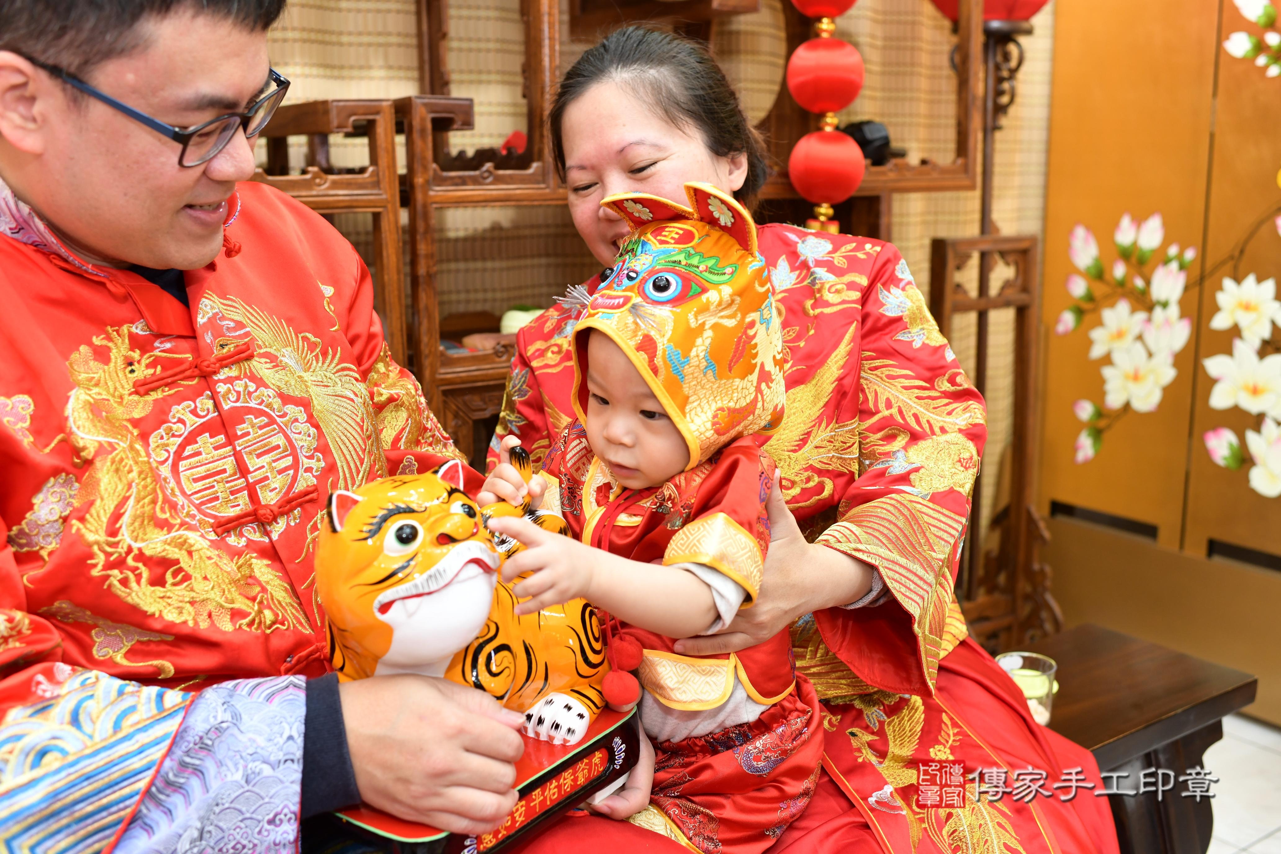 傳家手工印章台南店、抓周、度脺、中國風會場、傳家嬰兒古禮、吉祥話、抓周道具物品24種、拍照。抓周證書。寶寶抓周、滿周歲、生日快樂、祝福