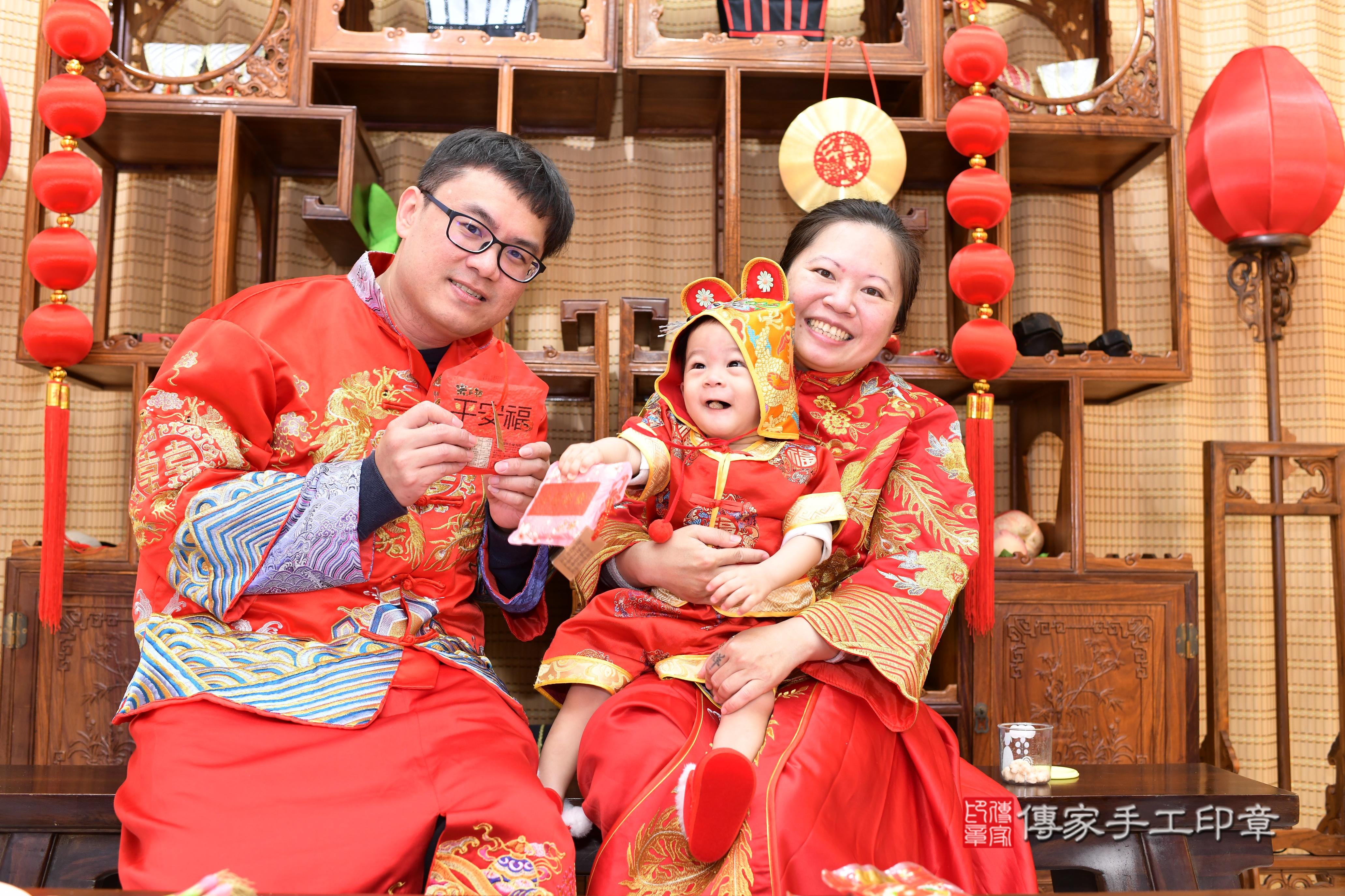 傳家手工印章台南店、抓周、度脺、中國風會場、傳家嬰兒古禮、吉祥話、抓周道具物品24種、拍照。抓周證書。寶寶抓周、滿周歲、生日快樂、祝福