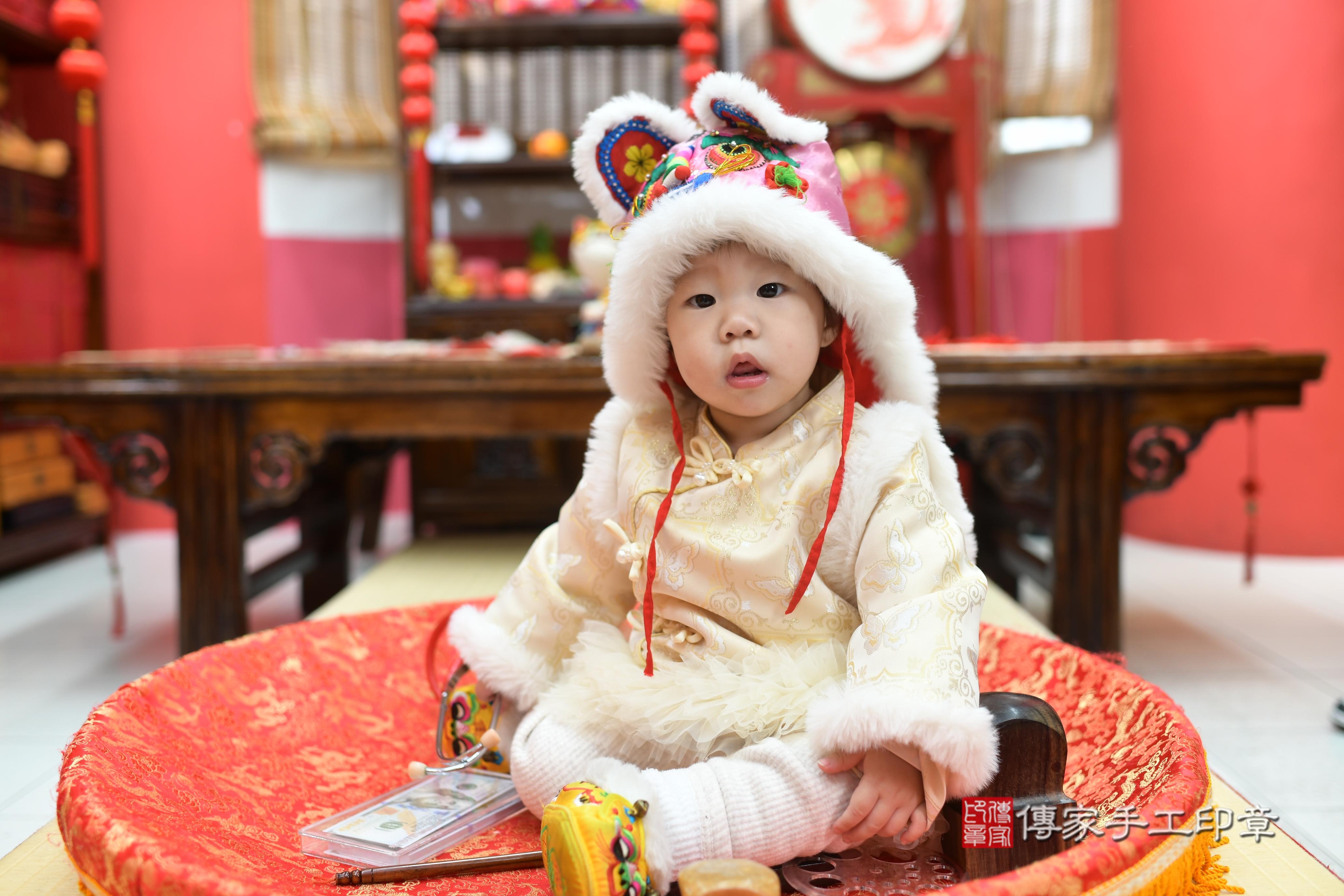 傳家手工印章高雄店、抓周、度脺、中國風會場、傳家嬰兒古禮、吉祥話、抓周道具物品24種、拍照。抓周證書。寶寶抓周、滿周歲、生日快樂、祝福