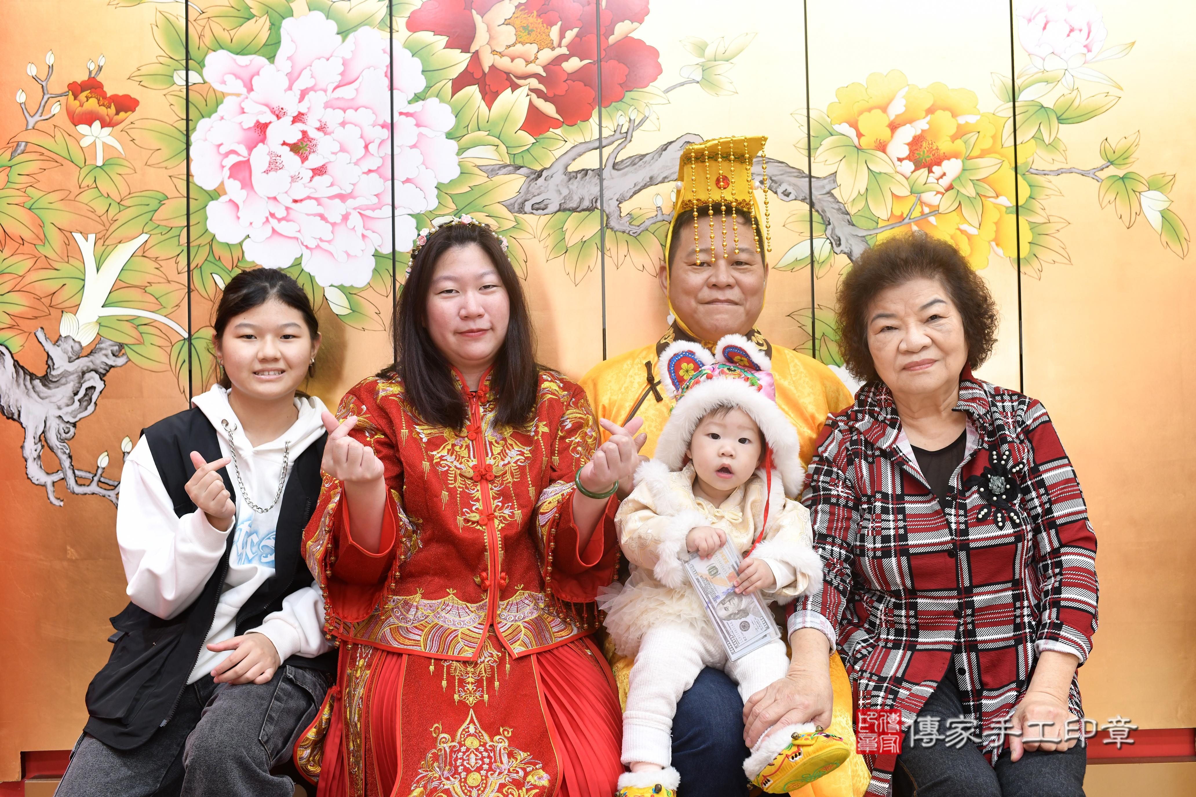 傳家手工印章高雄店、抓周、度脺、中國風會場、傳家嬰兒古禮、吉祥話、抓周道具物品24種、拍照。抓周證書。寶寶抓周、滿周歲、生日快樂、祝福
