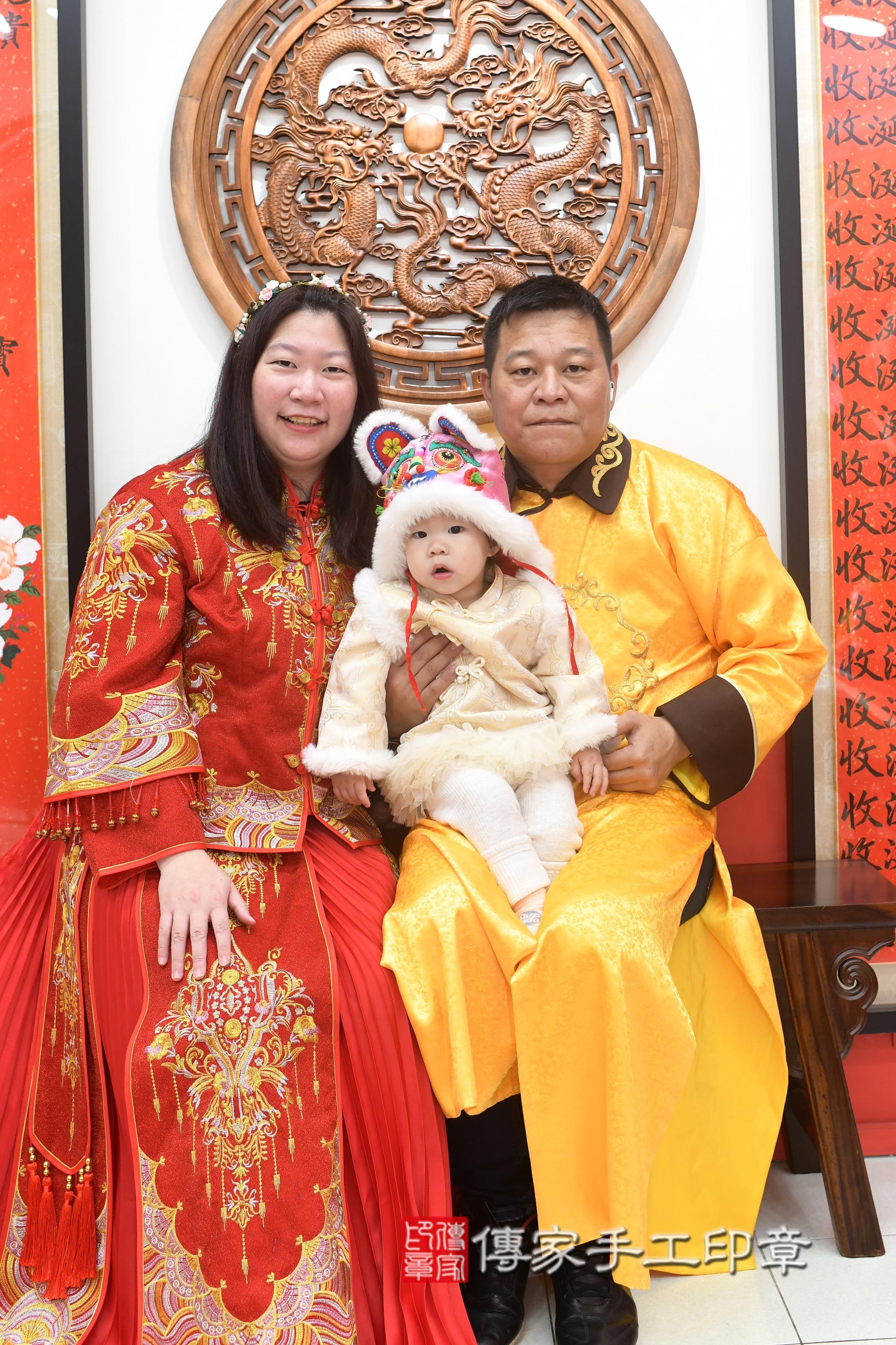 傳家手工印章高雄店、抓周、度脺、中國風會場、傳家嬰兒古禮、吉祥話、抓周道具物品24種、拍照。抓周證書。寶寶抓周、滿周歲、生日快樂、祝福
