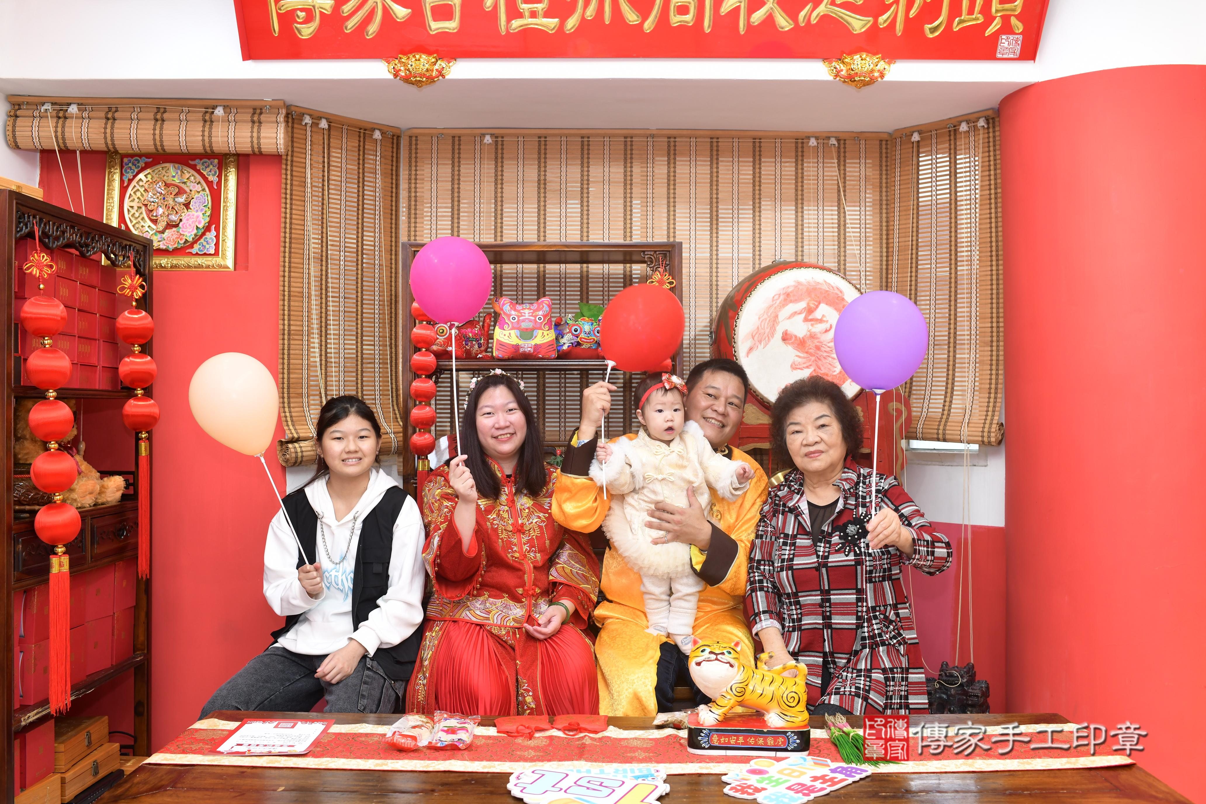 傳家手工印章高雄店、抓周、度脺、中國風會場、傳家嬰兒古禮、吉祥話、抓周道具物品24種、拍照。抓周證書。寶寶抓周、滿周歲、生日快樂、祝福