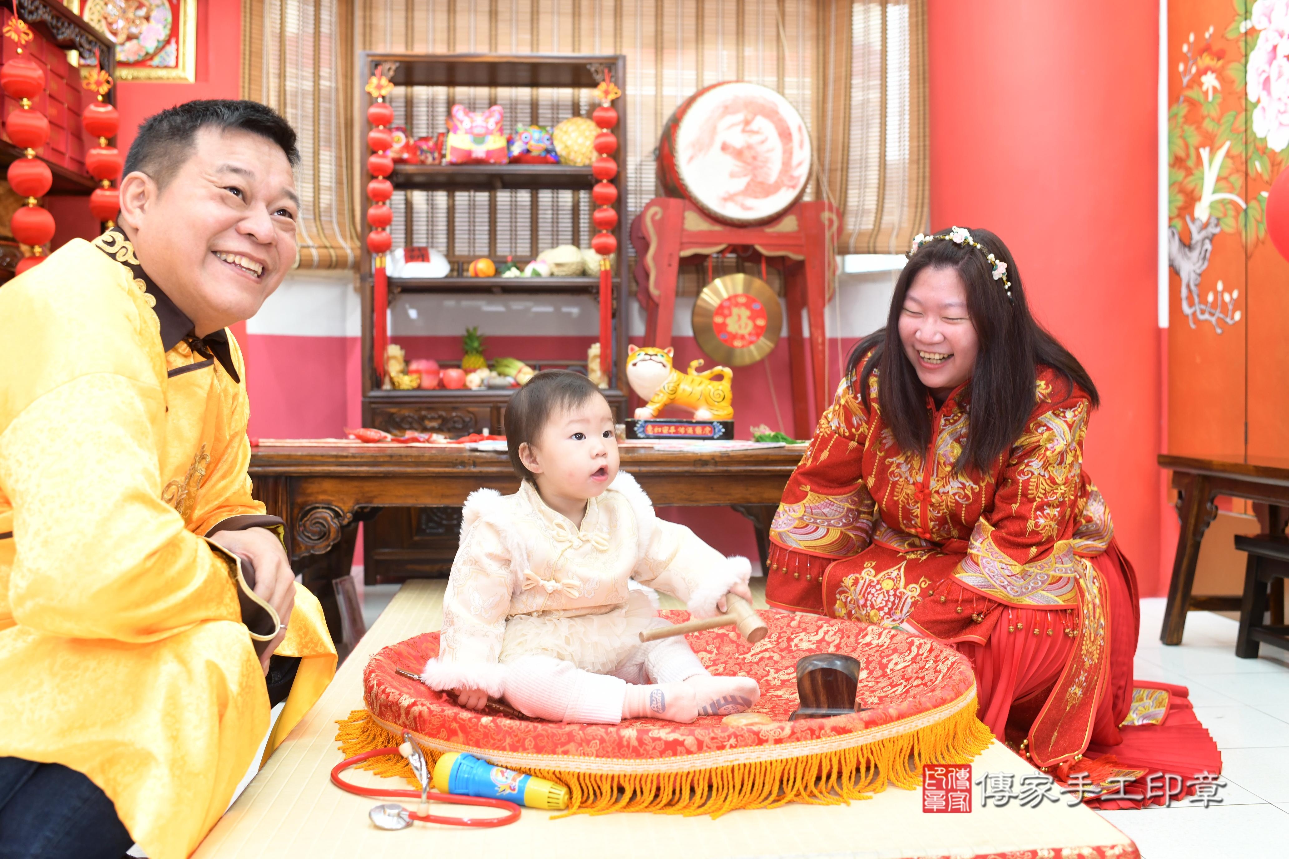 傳家手工印章高雄店、抓周、度脺、中國風會場、傳家嬰兒古禮、吉祥話、抓周道具物品24種、拍照。抓周證書。寶寶抓周、滿周歲、生日快樂、祝福