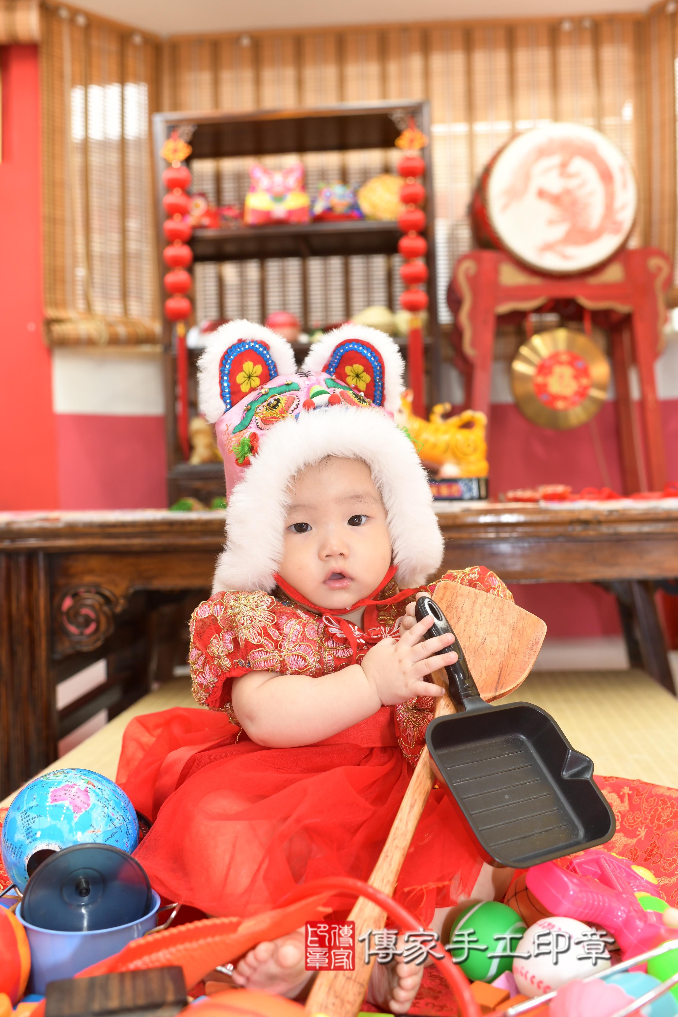 傳家手工印章高雄店、抓周、度脺、中國風會場、傳家嬰兒古禮、吉祥話、抓周道具物品24種、拍照。抓周證書。寶寶抓周、滿周歲、生日快樂、祝福