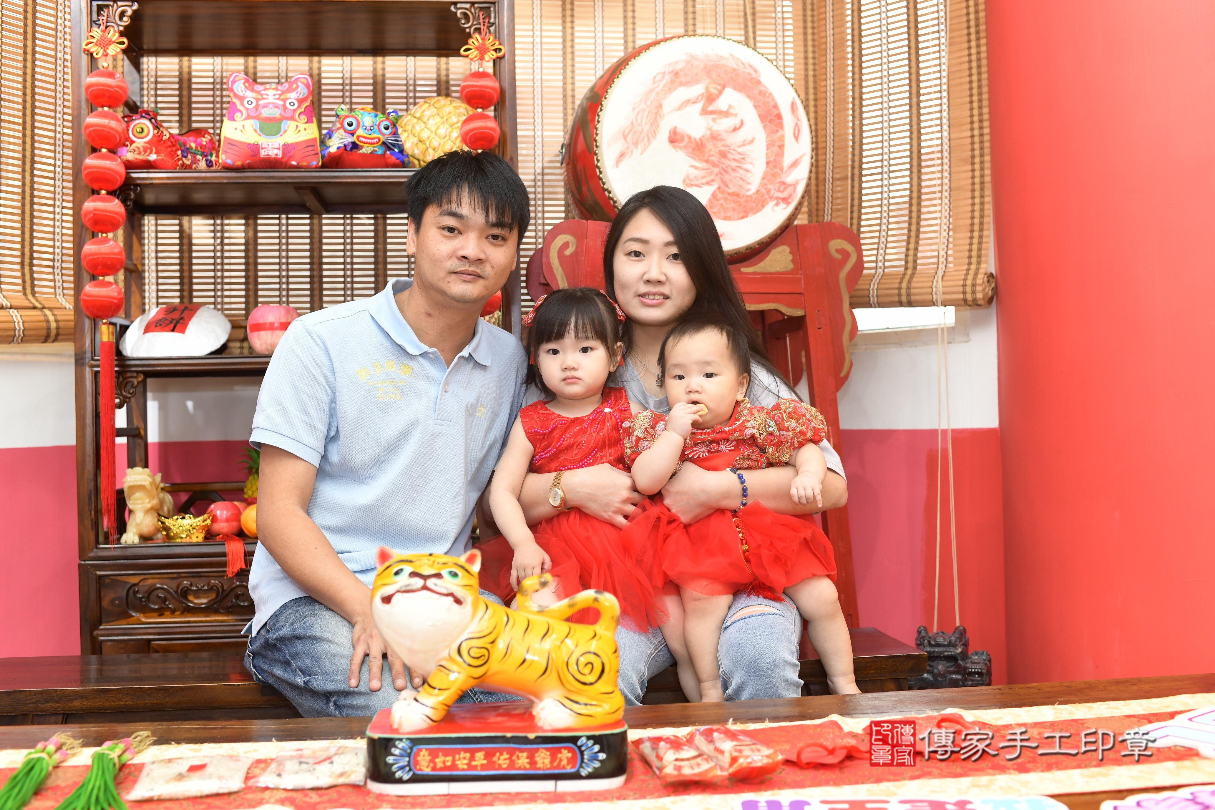 傳家手工印章高雄店、抓周、度脺、中國風會場、傳家嬰兒古禮、吉祥話、抓周道具物品24種、拍照。抓周證書。寶寶抓周、滿周歲、生日快樂、祝福