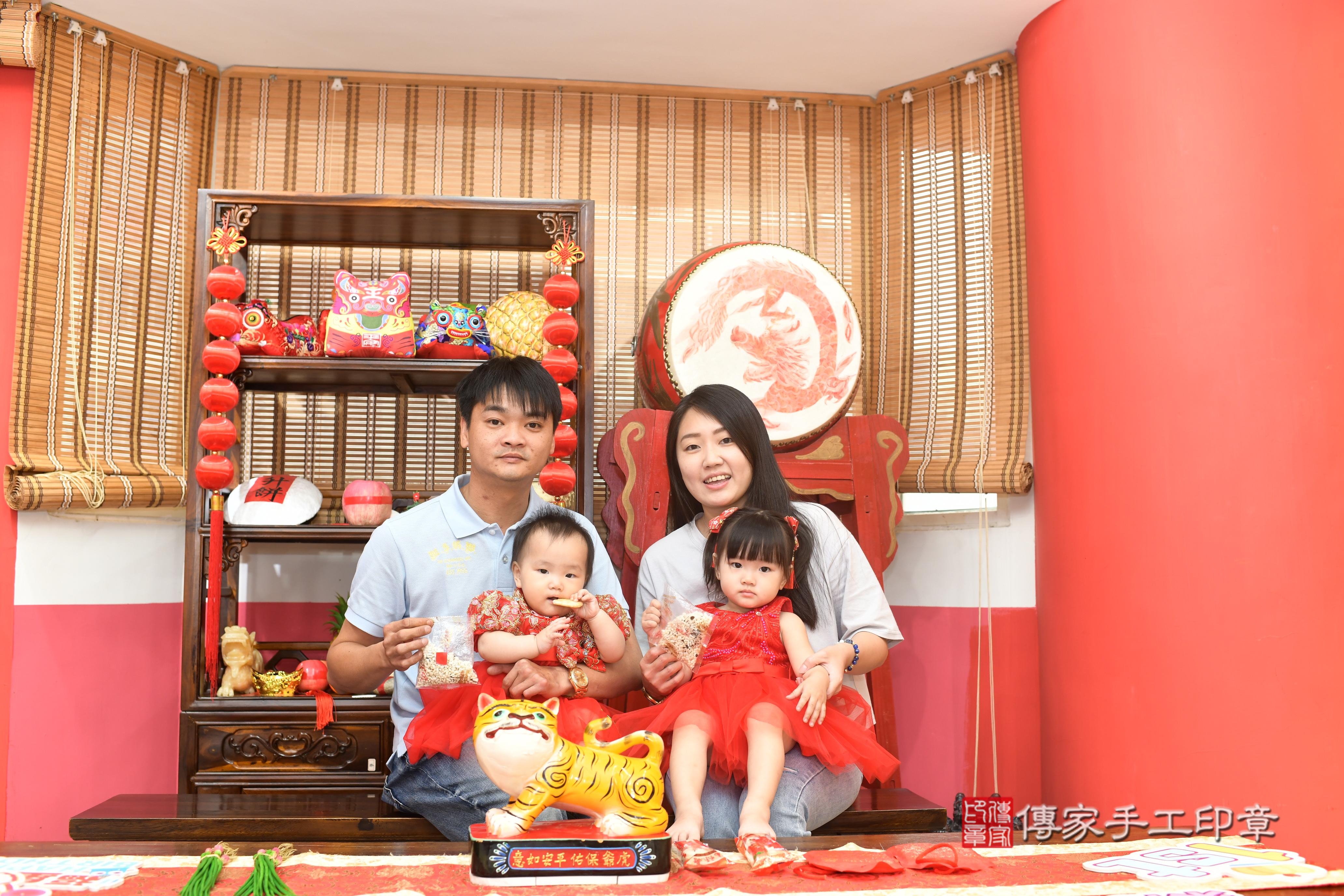 傳家手工印章高雄店、抓周、度脺、中國風會場、傳家嬰兒古禮、吉祥話、抓周道具物品24種、拍照。抓周證書。寶寶抓周、滿周歲、生日快樂、祝福