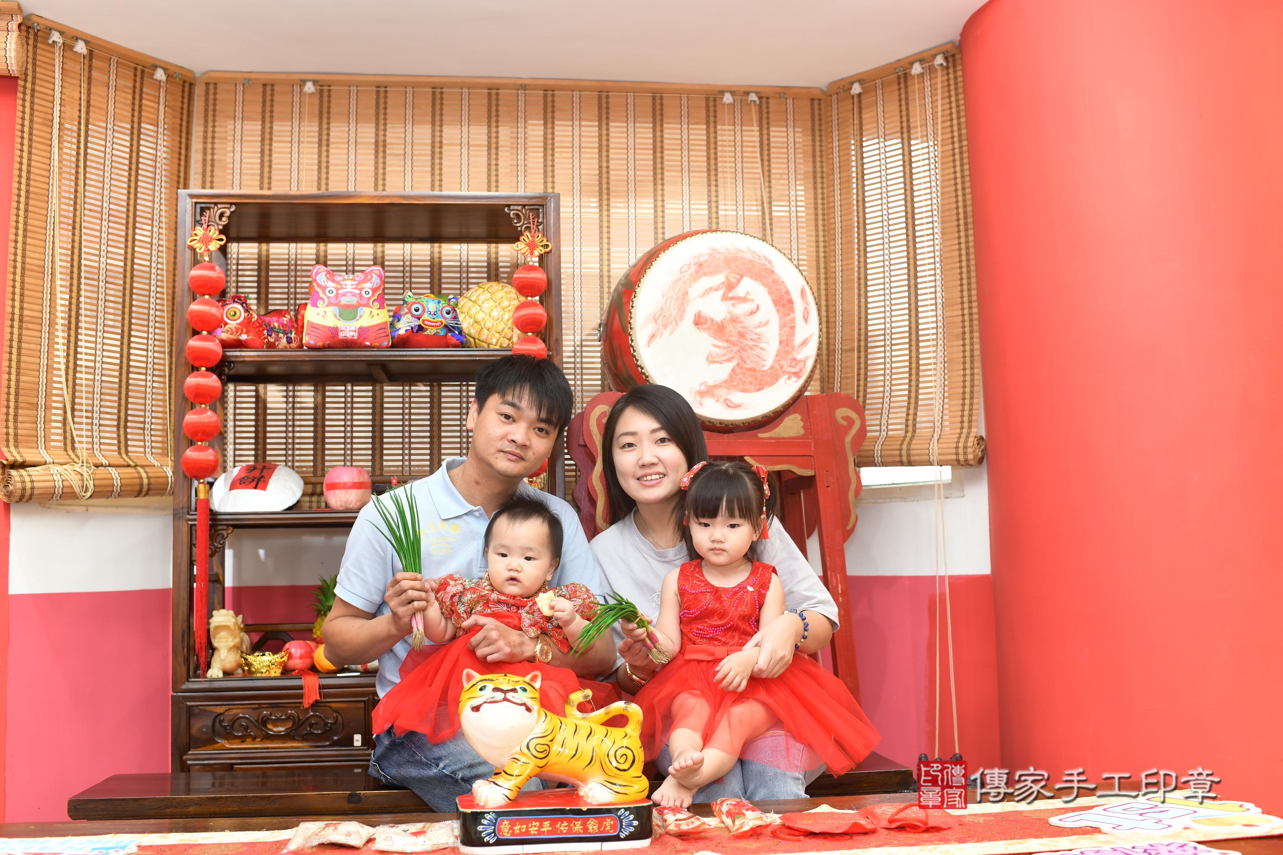 傳家手工印章高雄店、抓周、度脺、中國風會場、傳家嬰兒古禮、吉祥話、抓周道具物品24種、拍照。抓周證書。寶寶抓周、滿周歲、生日快樂、祝福