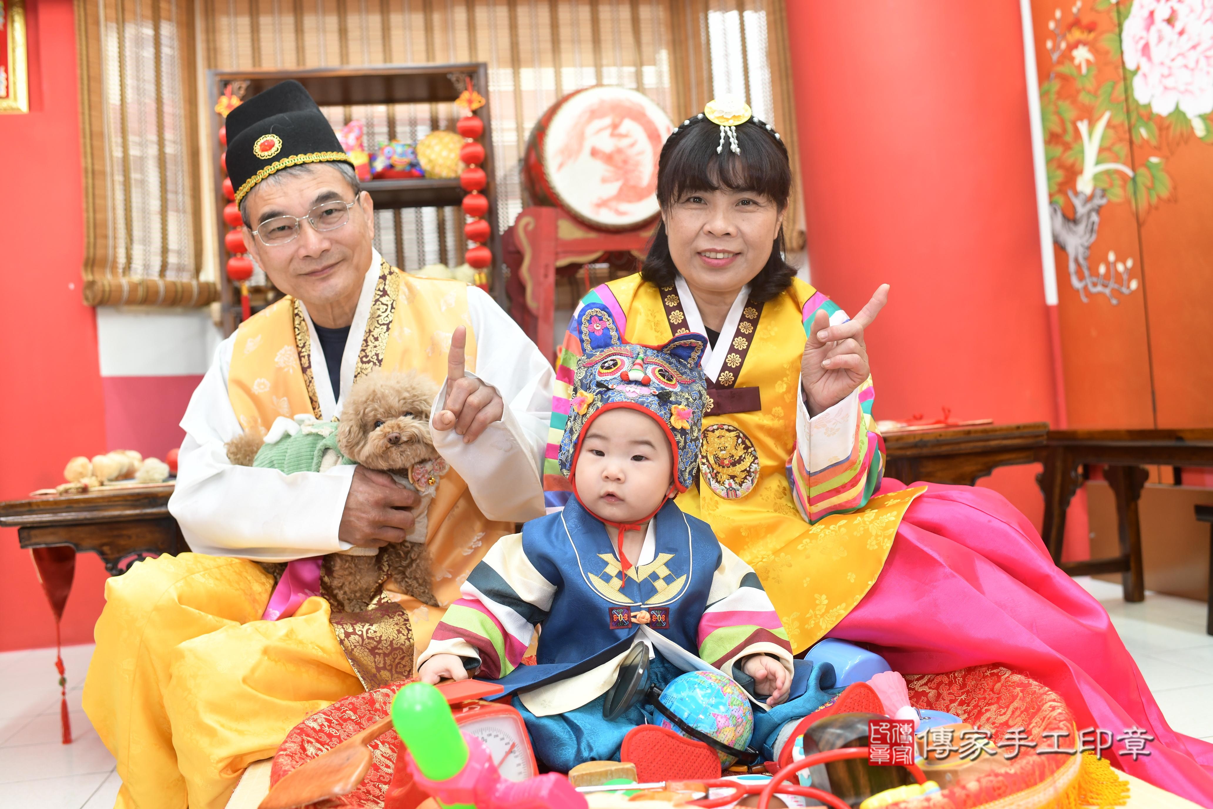 傳家手工印章高雄店、抓周、度脺、中國風會場、傳家嬰兒古禮、吉祥話、抓周道具物品24種、拍照。抓周證書。寶寶抓周、滿周歲、生日快樂、祝福