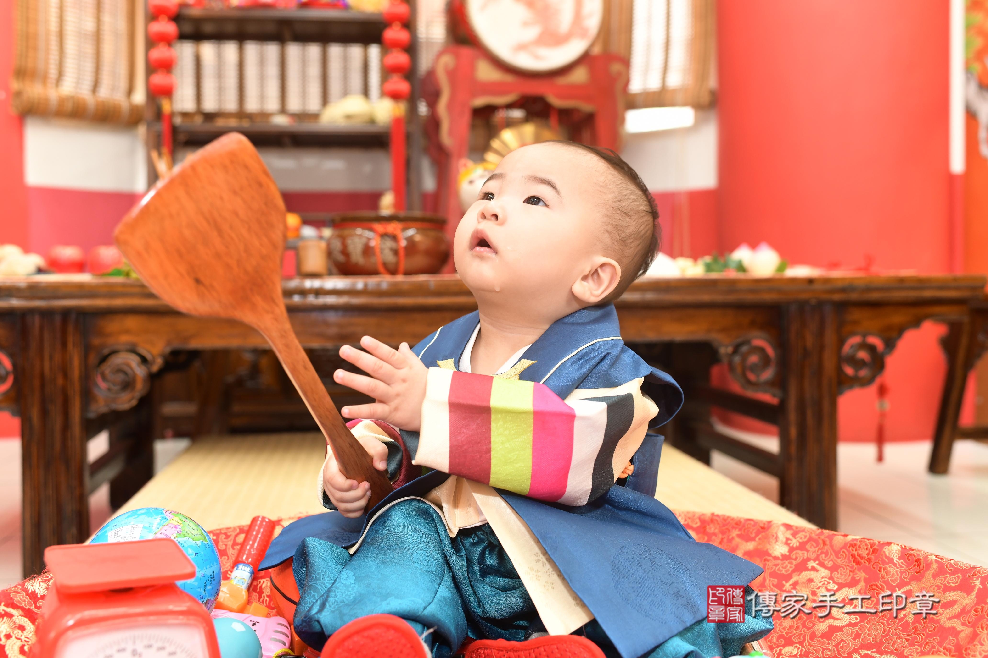 傳家手工印章高雄店、抓周、度脺、中國風會場、傳家嬰兒古禮、吉祥話、抓周道具物品24種、拍照。抓周證書。寶寶抓周、滿周歲、生日快樂、祝福
