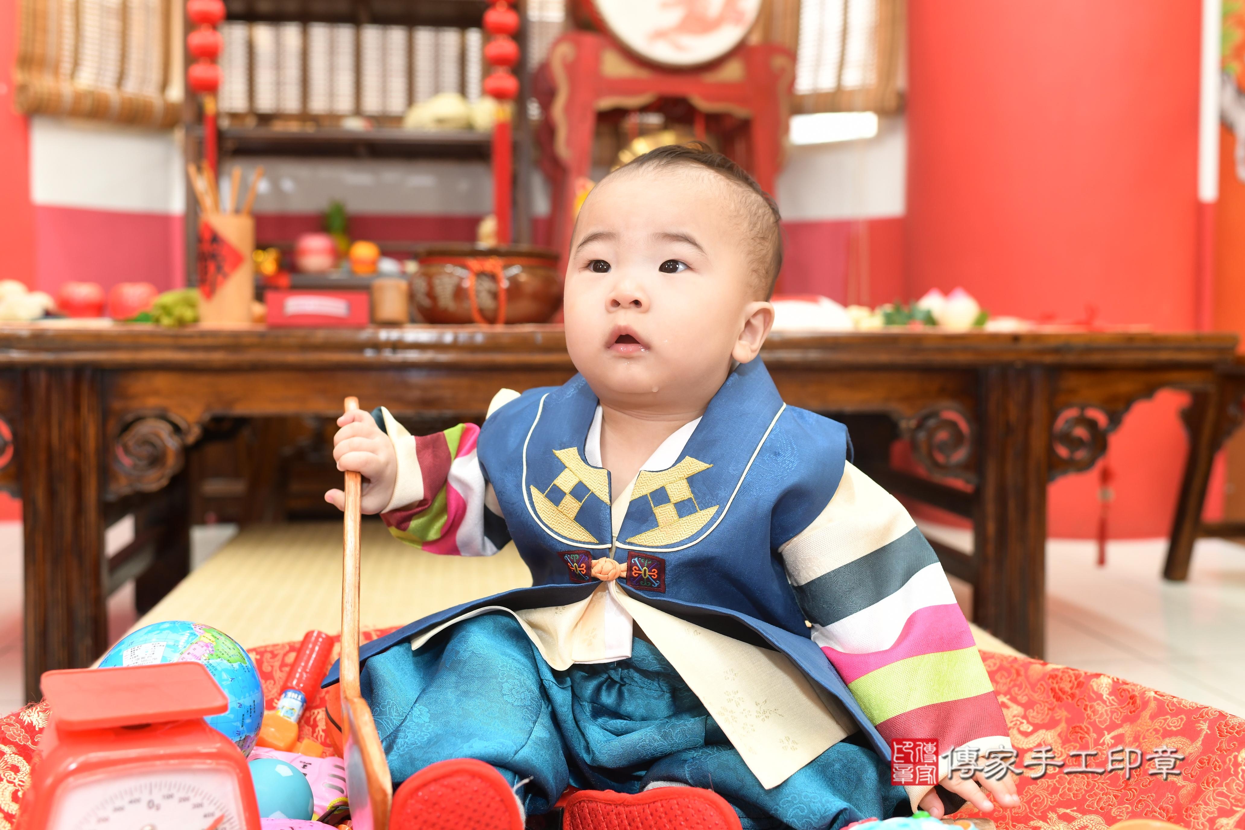 1740574858890393.j傳家手工印章高雄店、抓周、度脺、中國風會場、傳家嬰兒古禮、吉祥話、抓周道具物品24種、拍照。抓周證書。寶寶抓周、滿周歲、生日快樂、祝福pg