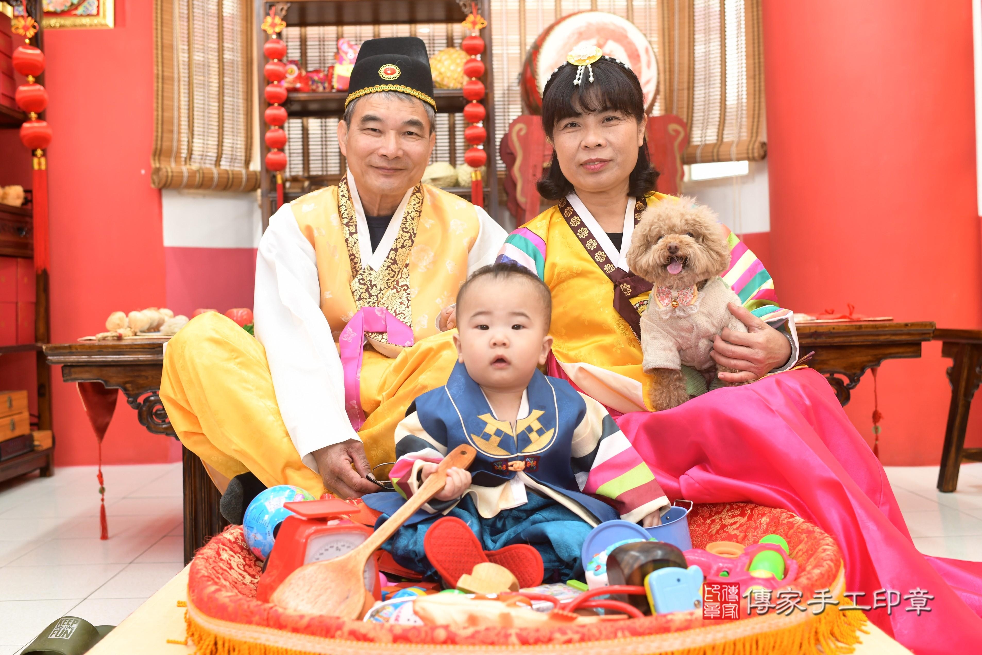 傳家手工印章高雄店、抓周、度脺、中國風會場、傳家嬰兒古禮、吉祥話、抓周道具物品24種、拍照。抓周證書。寶寶抓周、滿周歲、生日快樂、祝福