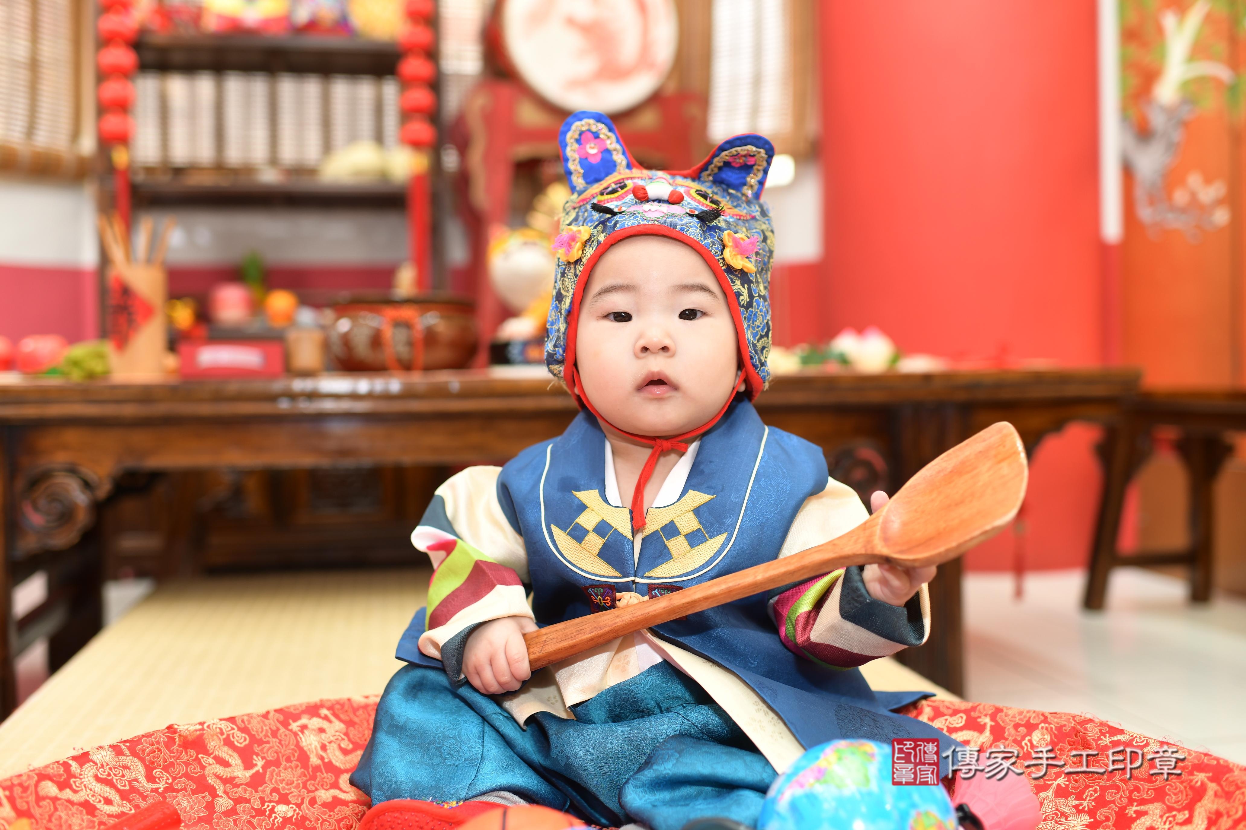 傳家手工印章高雄店、抓周、度脺、中國風會場、傳家嬰兒古禮、吉祥話、抓周道具物品24種、拍照。抓周證書。寶寶抓周、滿周歲、生日快樂、祝福