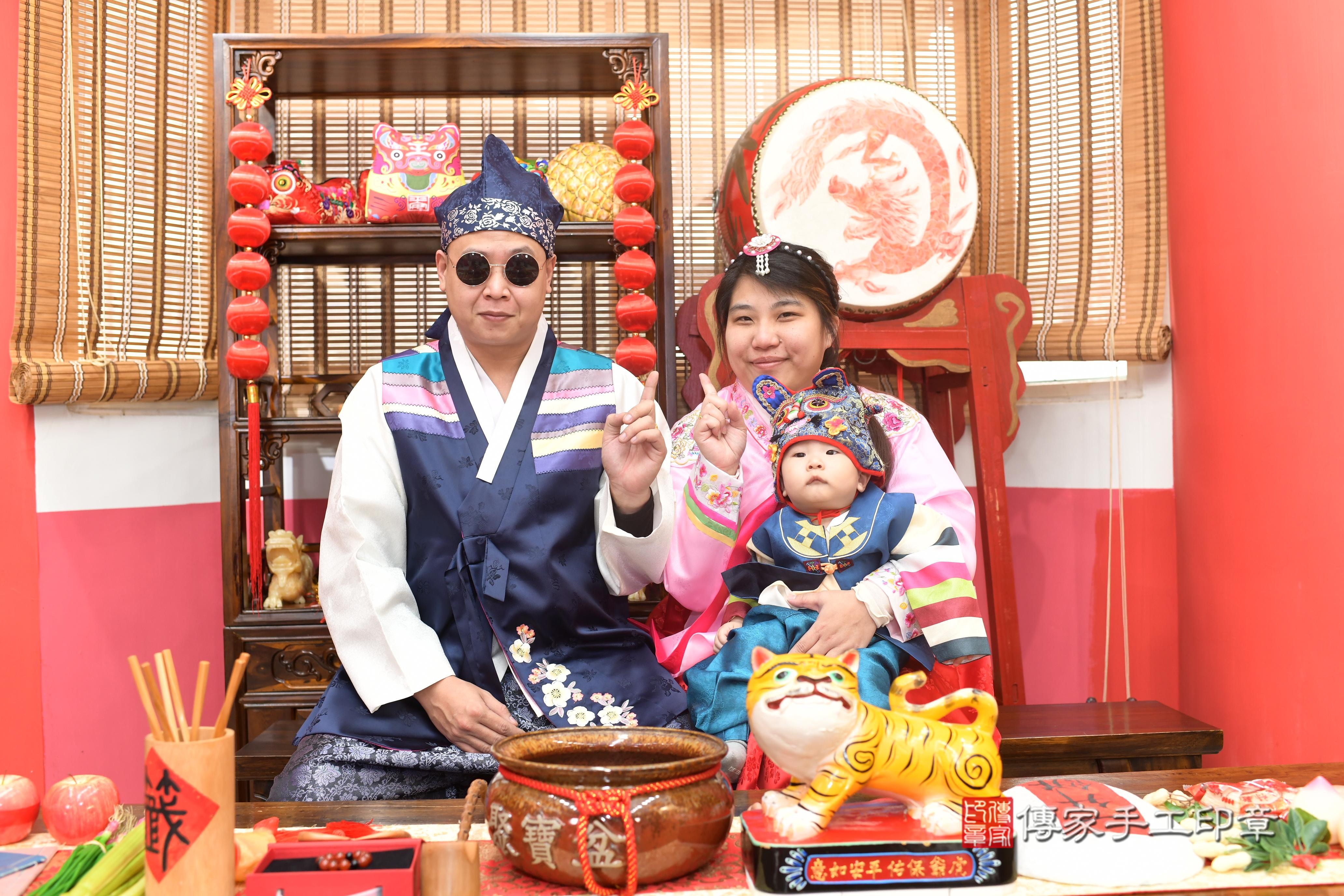 傳家手工印章高雄店、抓周、度脺、中國風會場、傳家嬰兒古禮、吉祥話、抓周道具物品24種、拍照。抓周證書。寶寶抓周、滿周歲、生日快樂、祝福