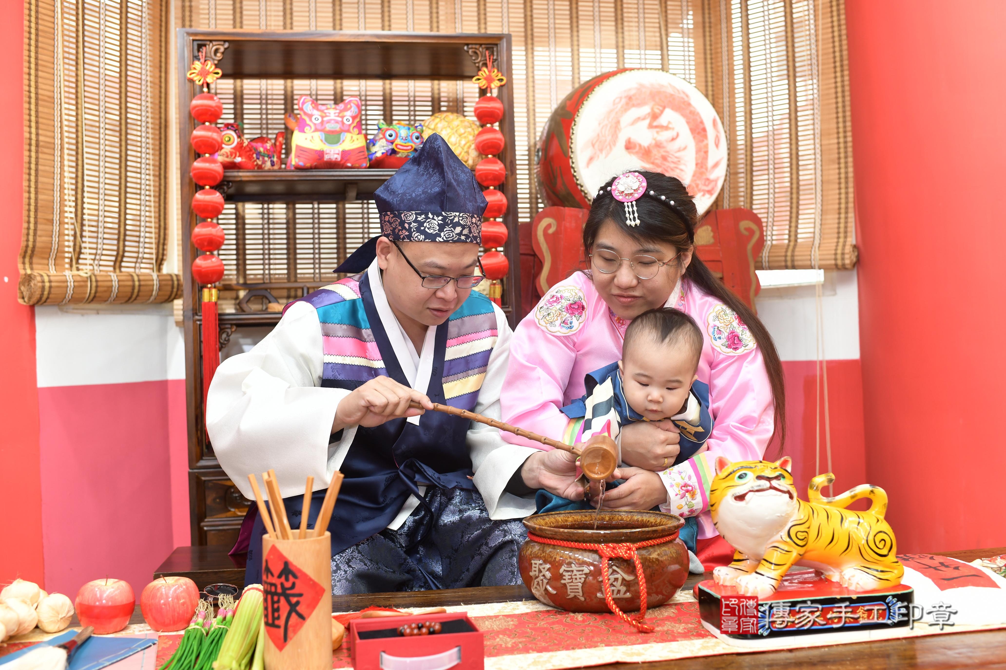 傳家手工印章高雄店、抓周、度脺、中國風會場、傳家嬰兒古禮、吉祥話、抓周道具物品24種、拍照。抓周證書。寶寶抓周、滿周歲、生日快樂、祝福