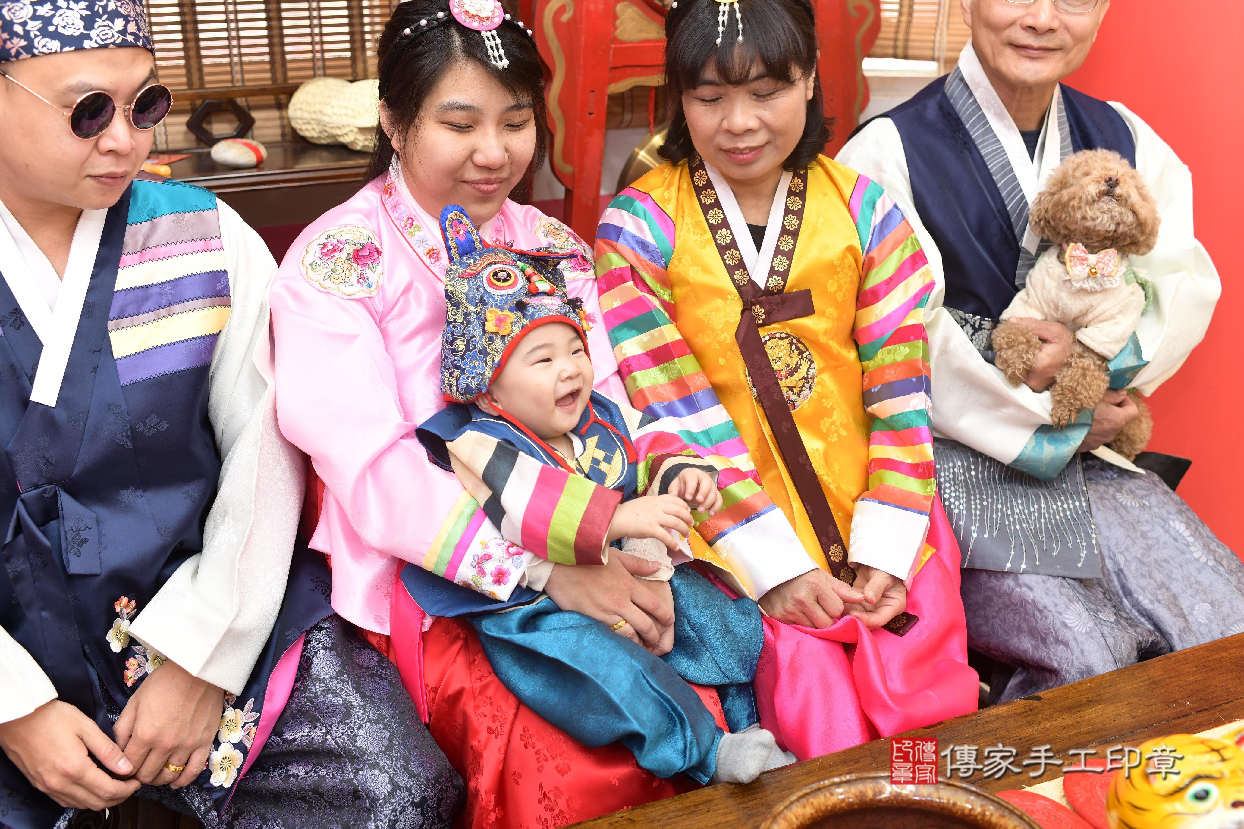 傳家手工印章高雄店、抓周、度脺、中國風會場、傳家嬰兒古禮、吉祥話、抓周道具物品24種、拍照。抓周證書。寶寶抓周、滿周歲、生日快樂、祝福
