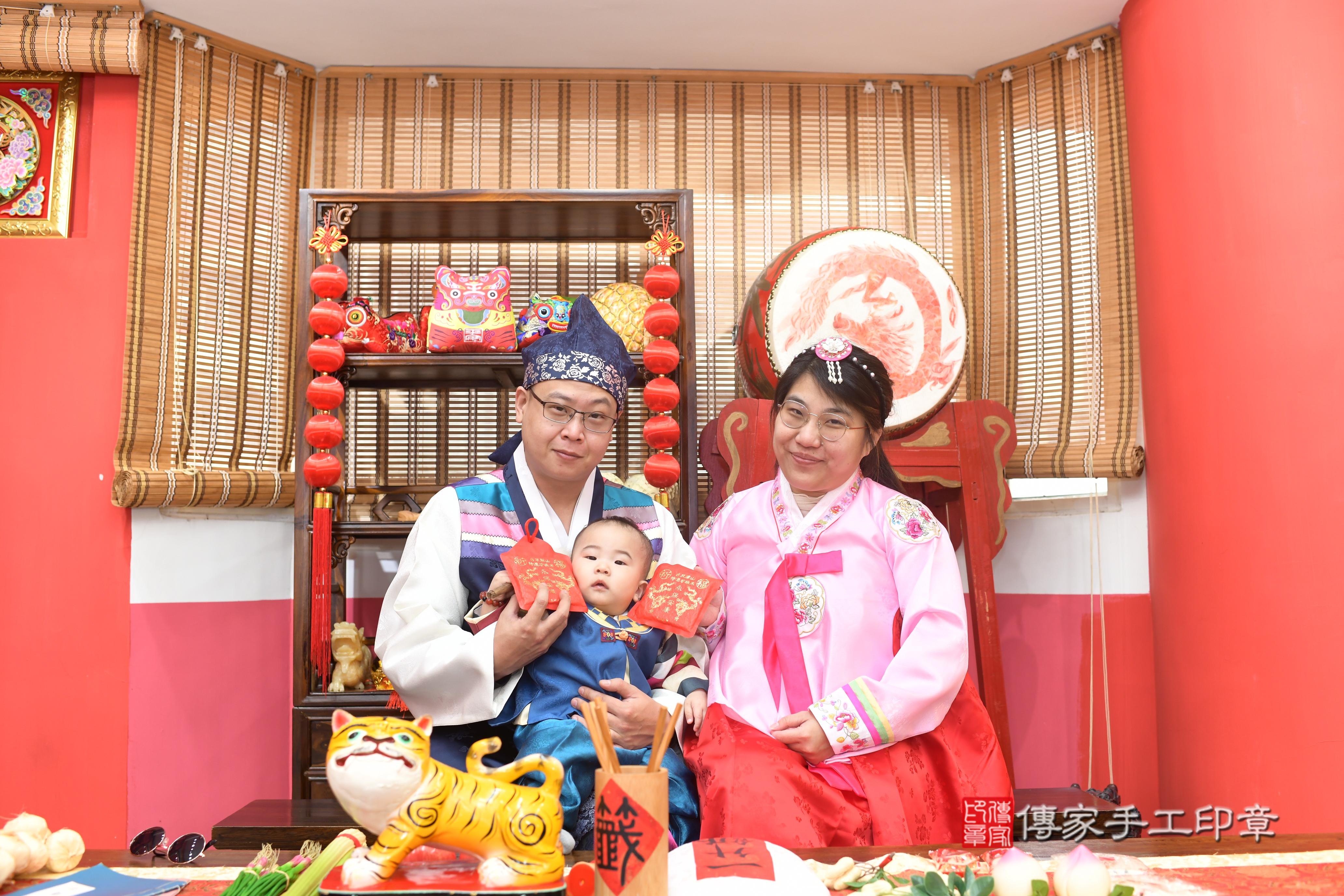 傳家手工印章高雄店、抓周、度脺、中國風會場、傳家嬰兒古禮、吉祥話、抓周道具物品24種、拍照。抓周證書。寶寶抓周、滿周歲、生日快樂、祝福