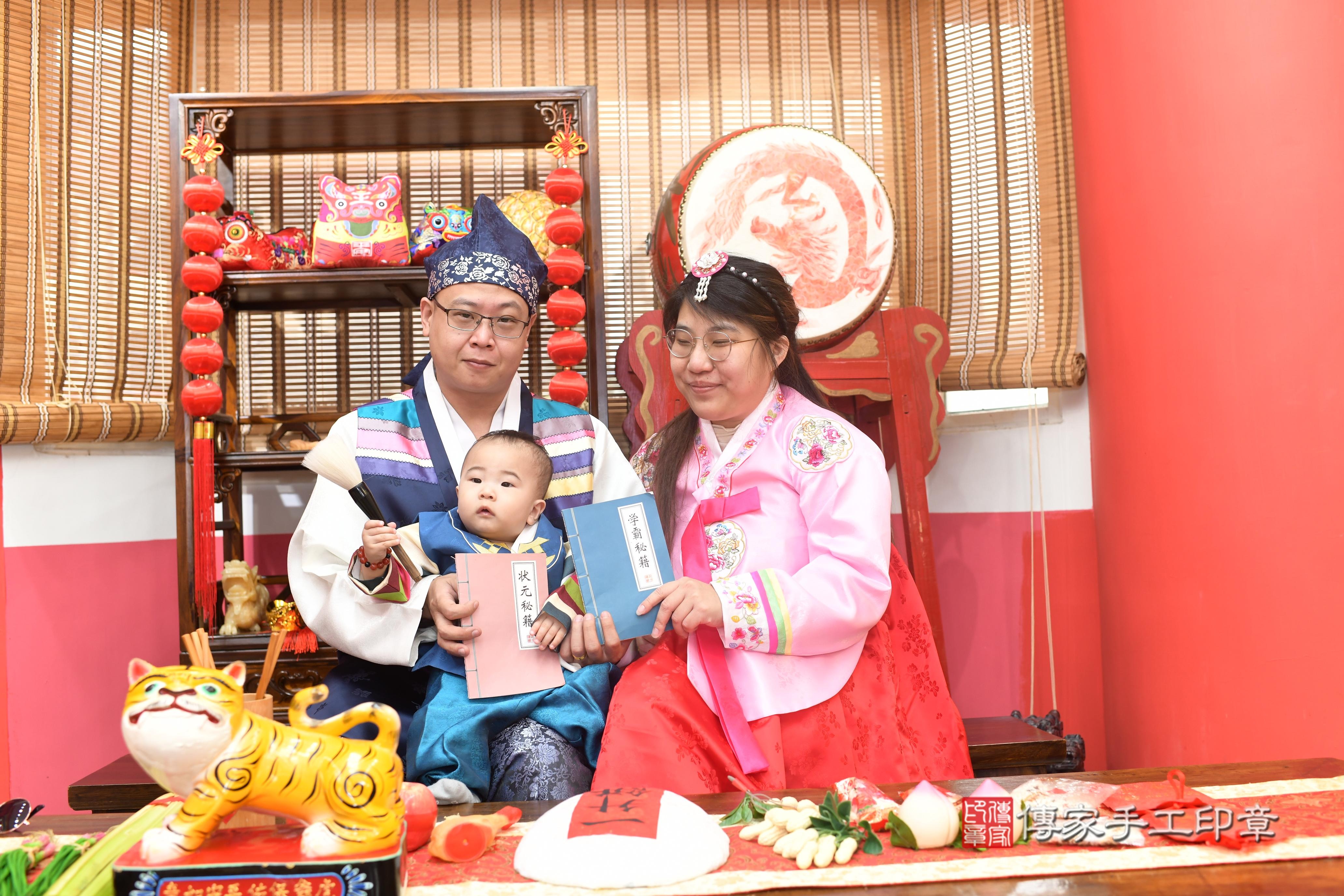 傳家手工印章高雄店、抓周、度脺、中國風會場、傳家嬰兒古禮、吉祥話、抓周道具物品24種、拍照。抓周證書。寶寶抓周、滿周歲、生日快樂、祝福