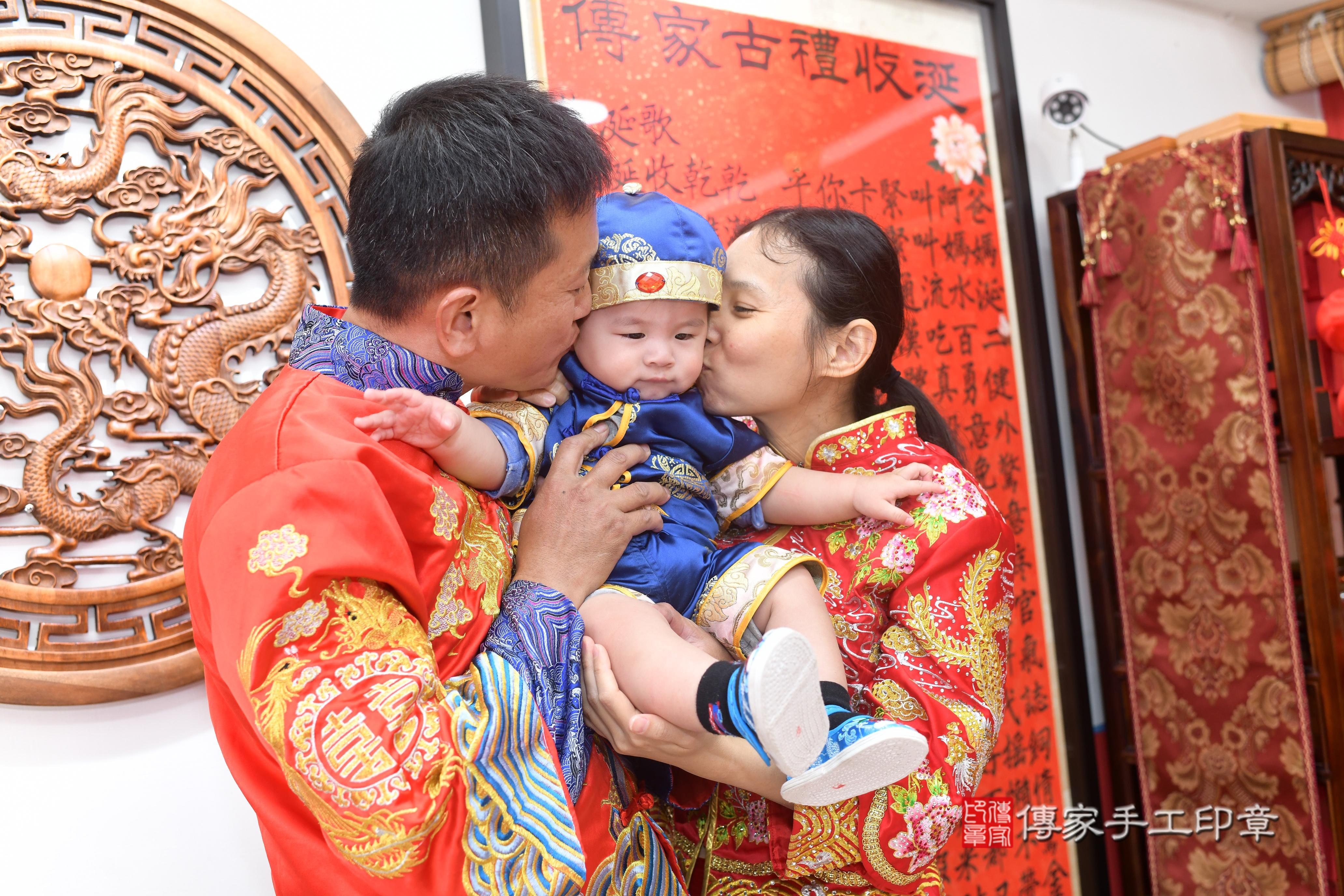 傳家手工印章高雄店、抓周、度脺、中國風會場、傳家嬰兒古禮、吉祥話、抓周道具物品24種、拍照。抓周證書。寶寶抓周、滿周歲、生日快樂、祝福