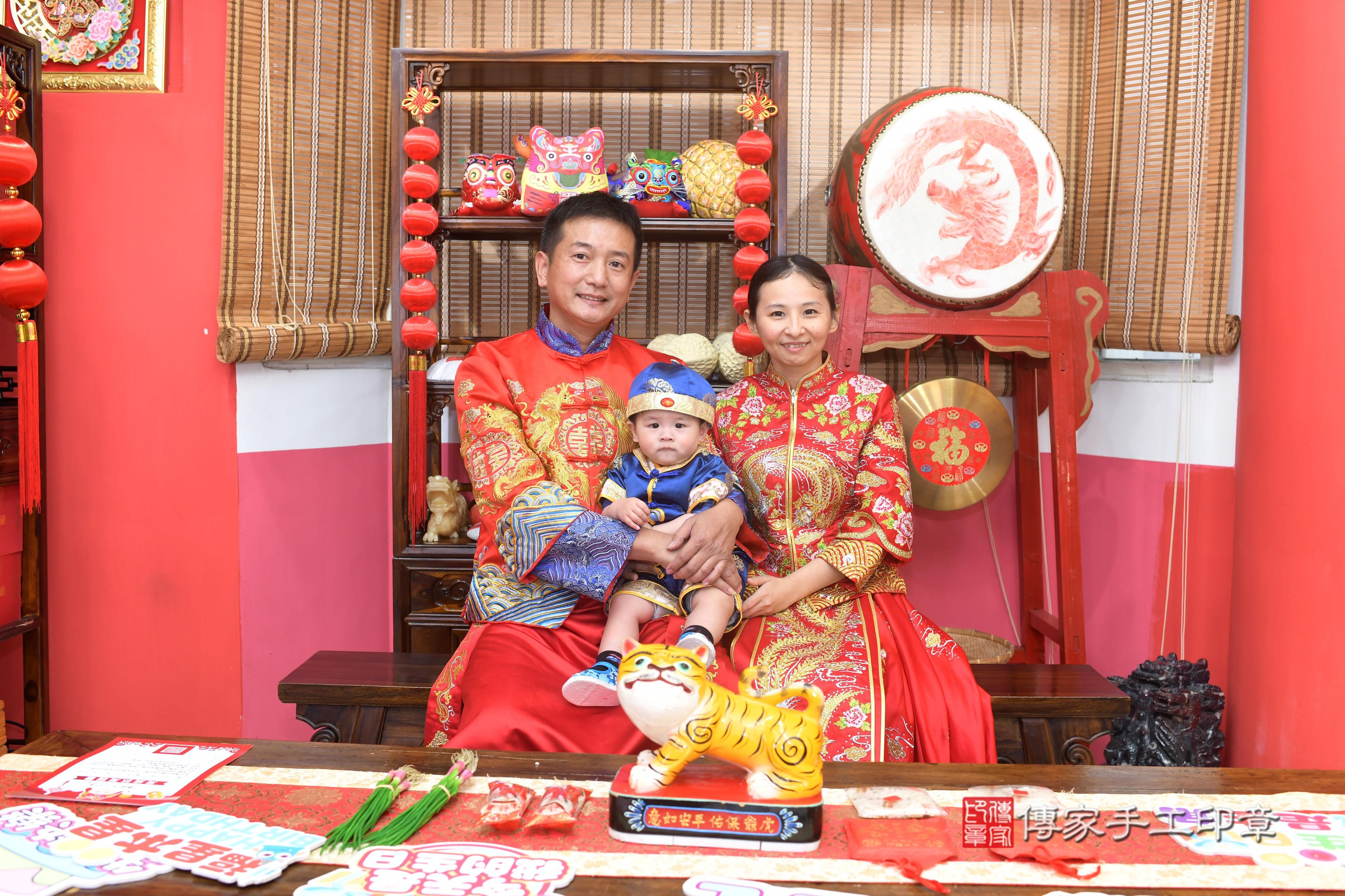 傳家手工印章高雄店、抓周、度脺、中國風會場、傳家嬰兒古禮、吉祥話、抓周道具物品24種、拍照。抓周證書。寶寶抓周、滿周歲、生日快樂、祝福