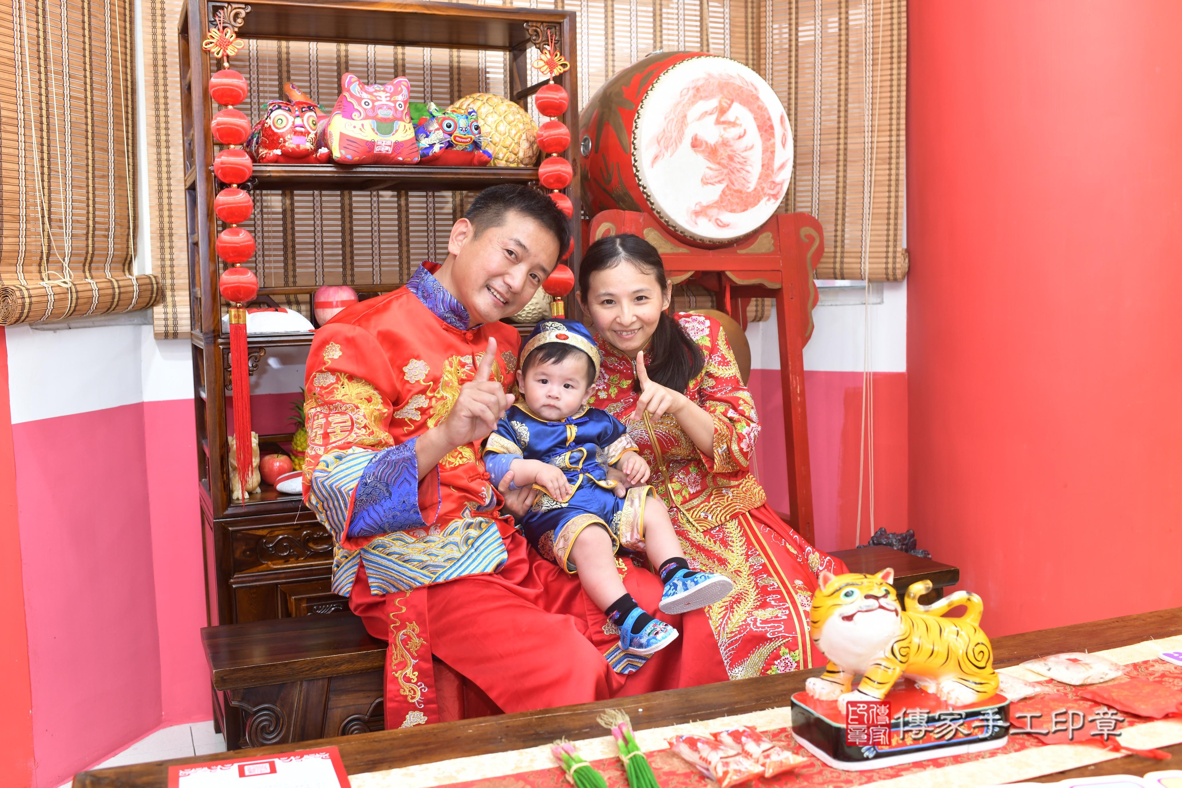 傳家手工印章高雄店、抓周、度脺、中國風會場、傳家嬰兒古禮、吉祥話、抓周道具物品24種、拍照。抓周證書。寶寶抓周、滿周歲、生日快樂、祝福