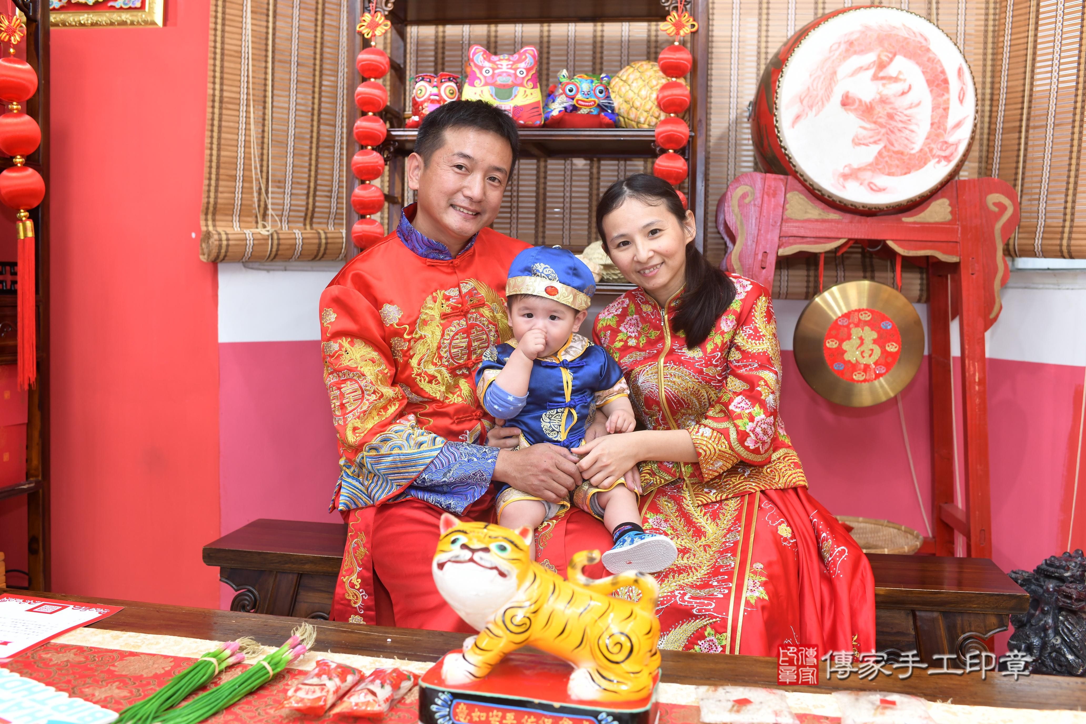 傳家手工印章高雄店、抓周、度脺、中國風會場、傳家嬰兒古禮、吉祥話、抓周道具物品24種、拍照。抓周證書。寶寶抓周、滿周歲、生日快樂、祝福