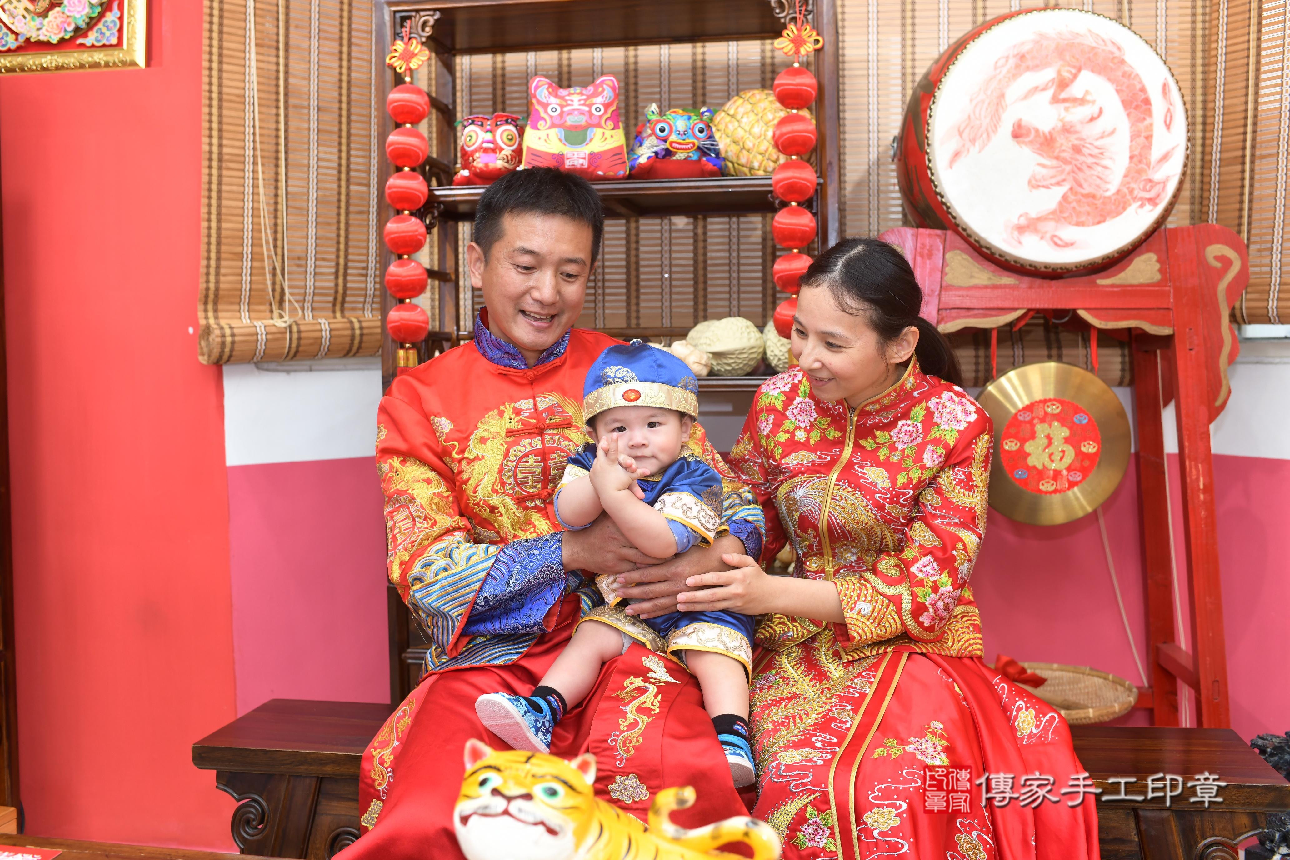 傳家手工印章高雄店、抓周、度脺、中國風會場、傳家嬰兒古禮、吉祥話、抓周道具物品24種、拍照。抓周證書。寶寶抓周、滿周歲、生日快樂、祝福