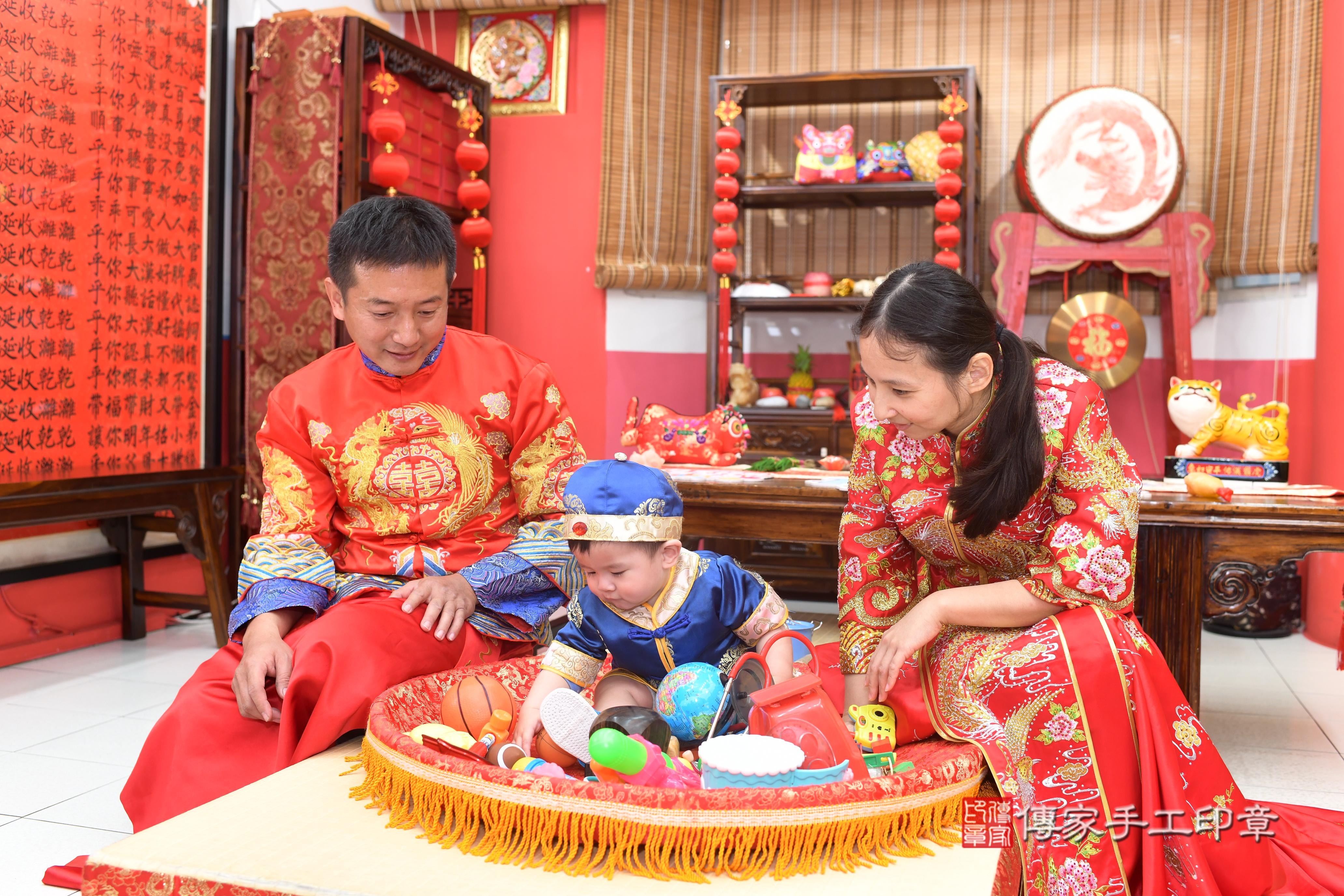 傳家手工印章高雄店、抓周、度脺、中國風會場、傳家嬰兒古禮、吉祥話、抓周道具物品24種、拍照。抓周證書。寶寶抓周、滿周歲、生日快樂、祝福