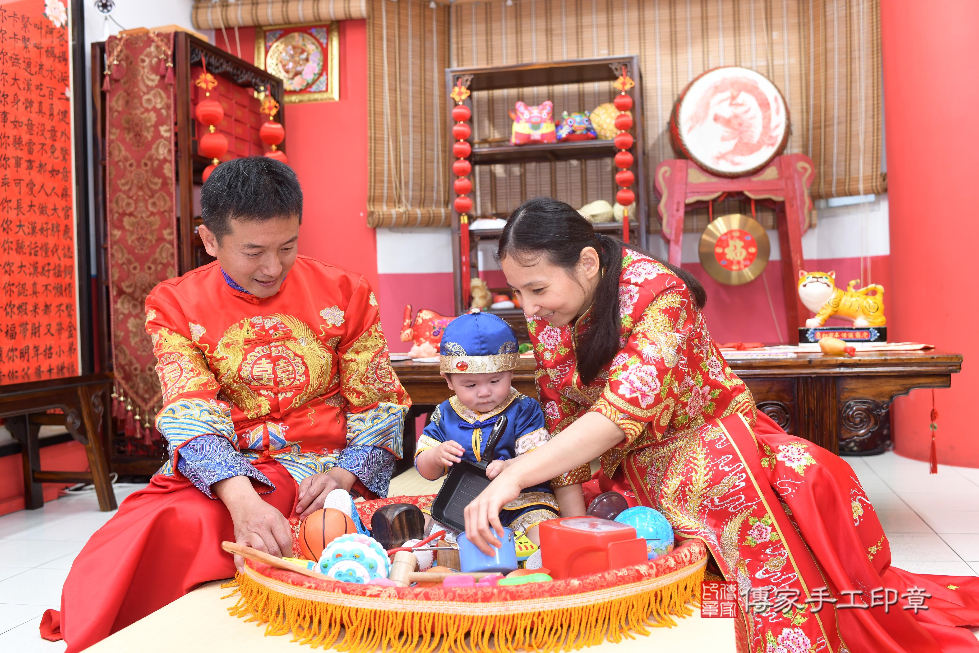傳家手工印章高雄店、抓周、度脺、中國風會場、傳家嬰兒古禮、吉祥話、抓周道具物品24種、拍照。抓周證書。寶寶抓周、滿周歲、生日快樂、祝福