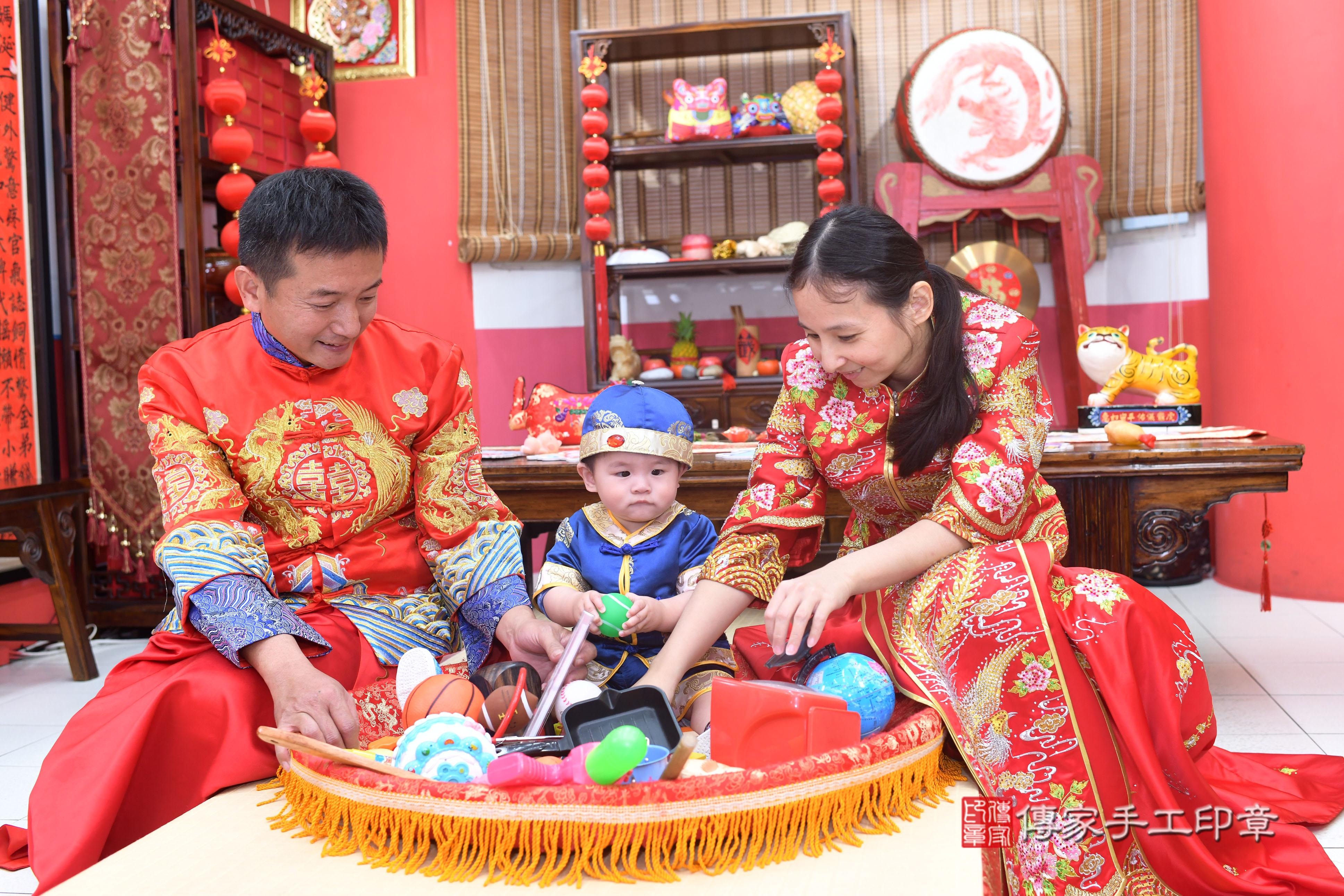 傳家手工印章高雄店、抓周、度脺、中國風會場、傳家嬰兒古禮、吉祥話、抓周道具物品24種、拍照。抓周證書。寶寶抓周、滿周歲、生日快樂、祝福
