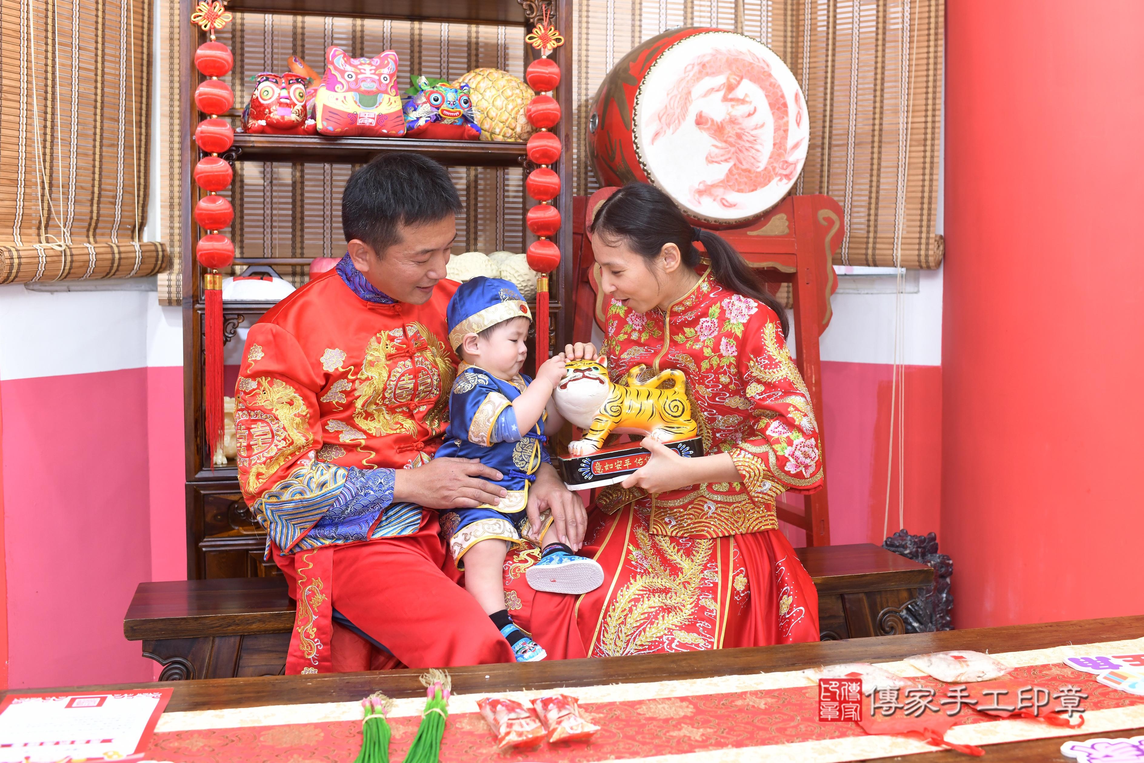 傳家手工印章高雄店、抓周、度脺、中國風會場、傳家嬰兒古禮、吉祥話、抓周道具物品24種、拍照。抓周證書。寶寶抓周、滿周歲、生日快樂、祝福