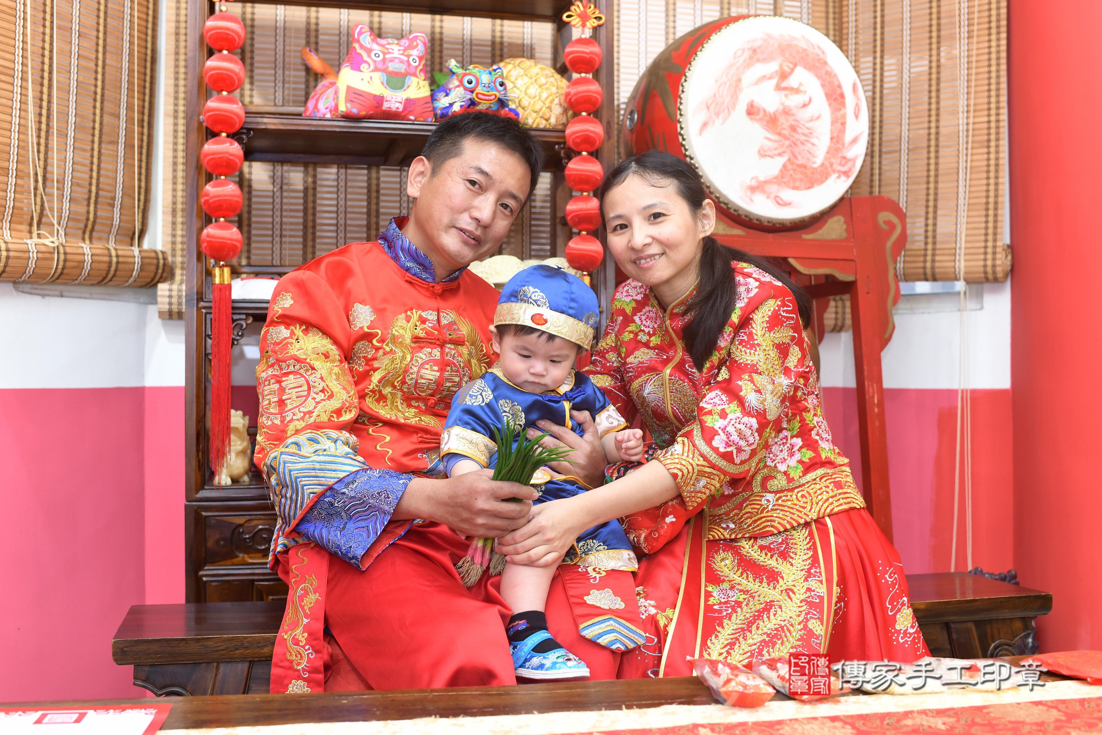 傳家手工印章高雄店、抓周、度脺、中國風會場、傳家嬰兒古禮、吉祥話、抓周道具物品24種、拍照。抓周證書。寶寶抓周、滿周歲、生日快樂、祝福
