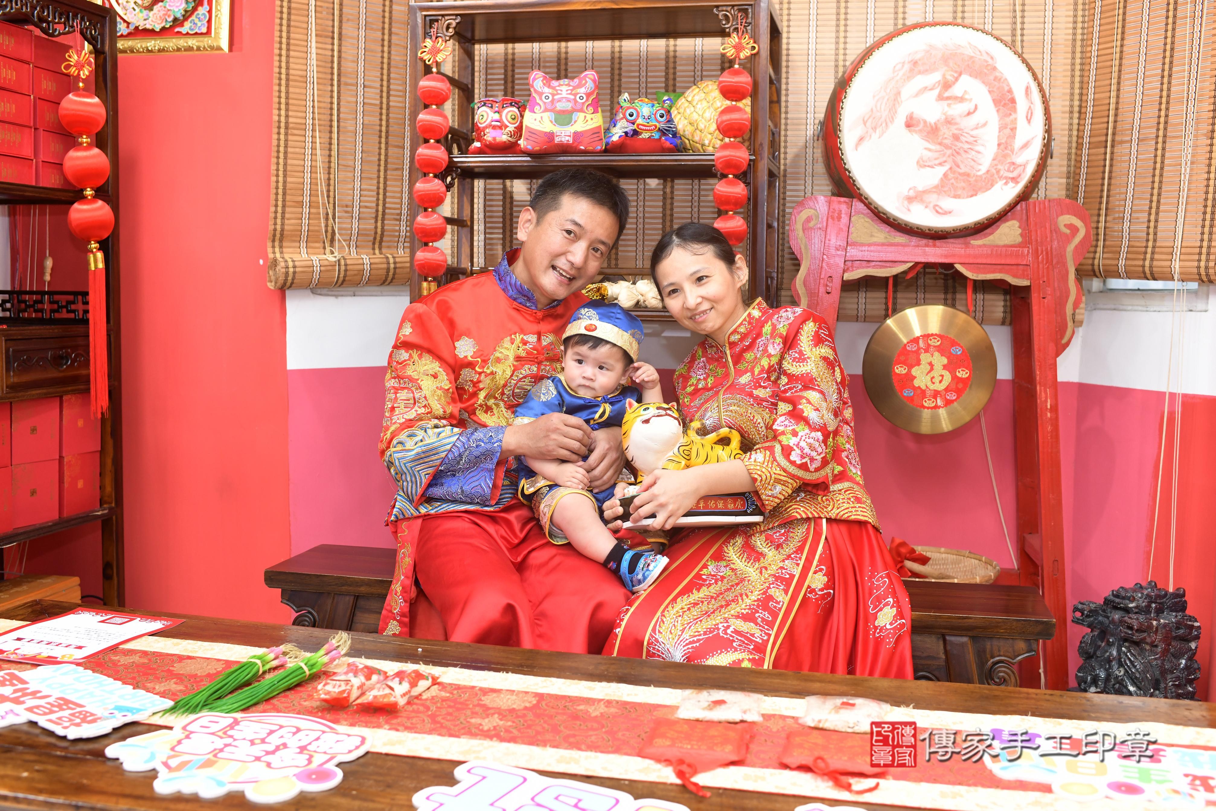 傳家手工印章高雄店、抓周、度脺、中國風會場、傳家嬰兒古禮、吉祥話、抓周道具物品24種、拍照。抓周證書。寶寶抓周、滿周歲、生日快樂、祝福