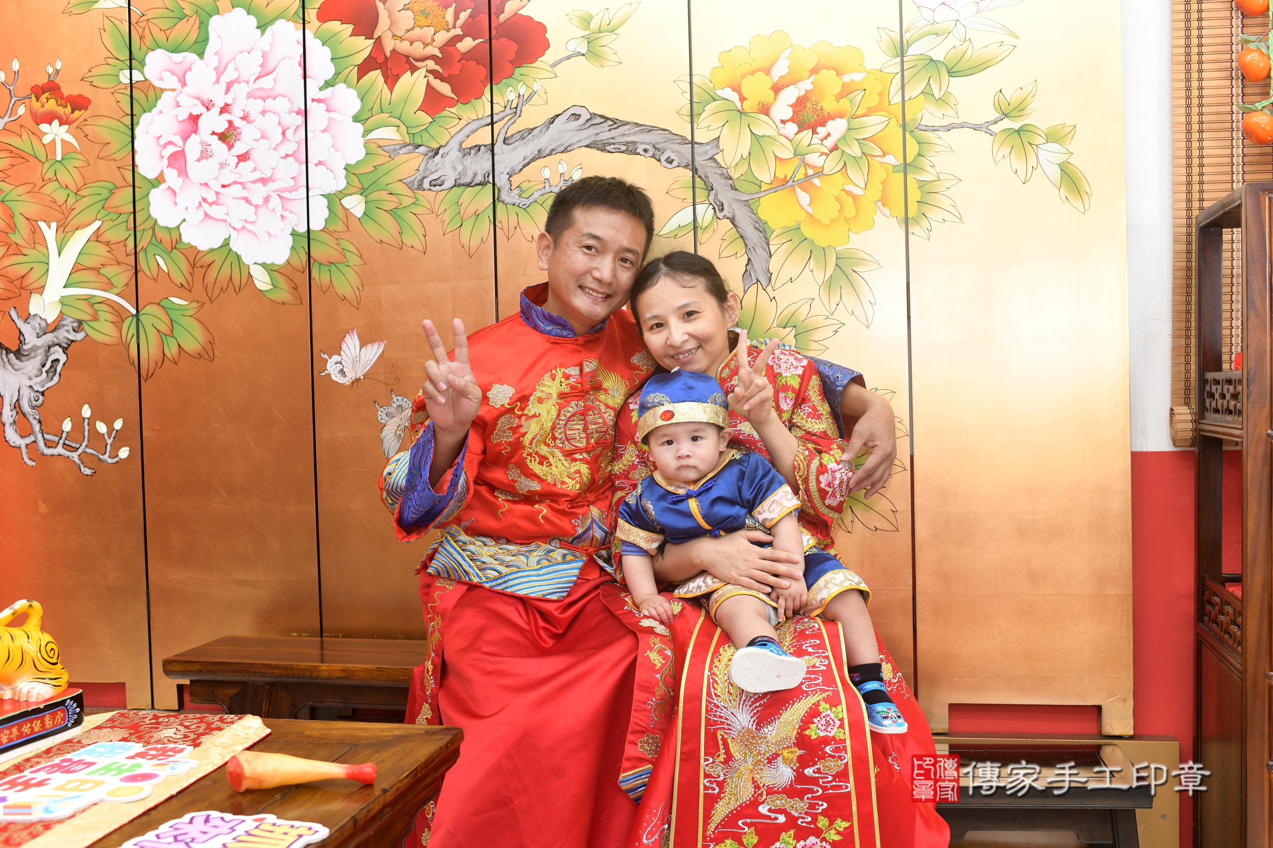 傳家手工印章高雄店、抓周、度脺、中國風會場、傳家嬰兒古禮、吉祥話、抓周道具物品24種、拍照。抓周證書。寶寶抓周、滿周歲、生日快樂、祝福