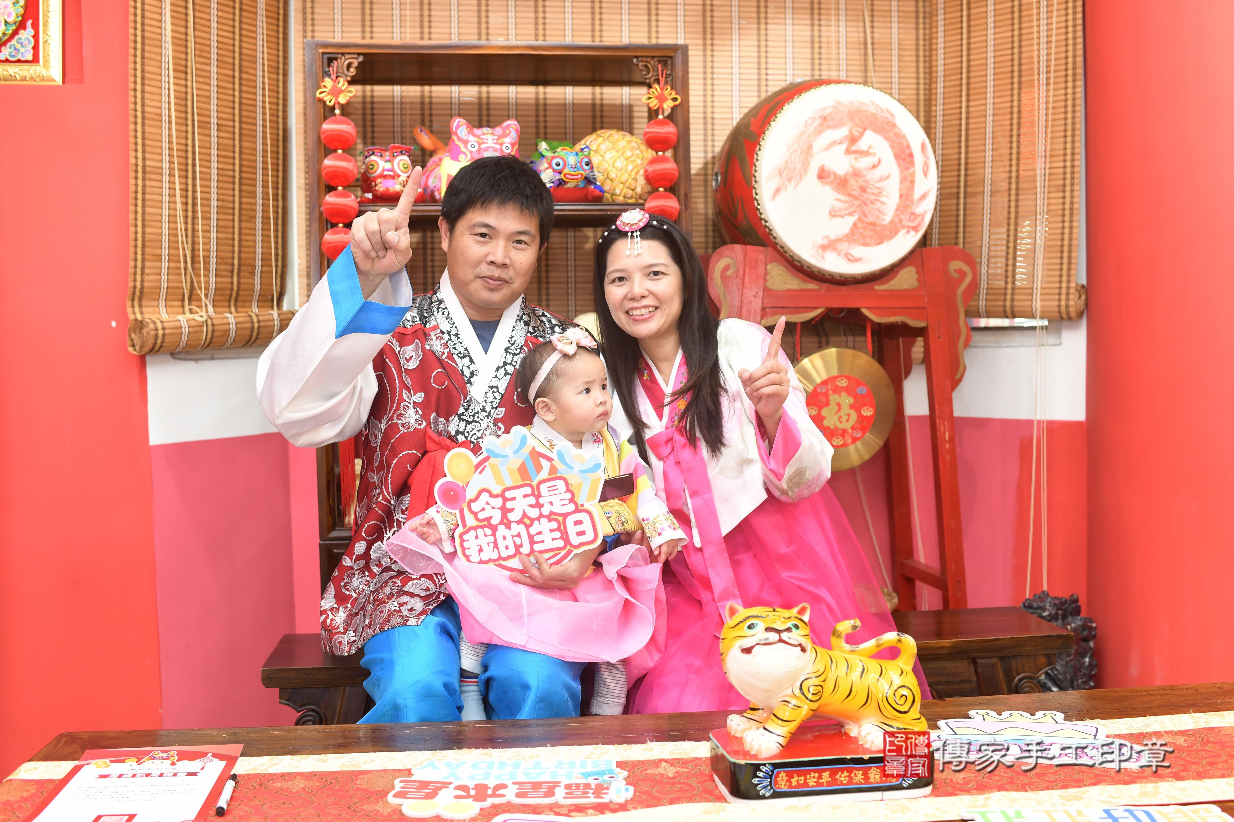 傳家手工印章高雄店、抓周、度脺、中國風會場、傳家嬰兒古禮、吉祥話、抓周道具物品24種、拍照。抓周證書。寶寶抓周、滿周歲、生日快樂、祝福