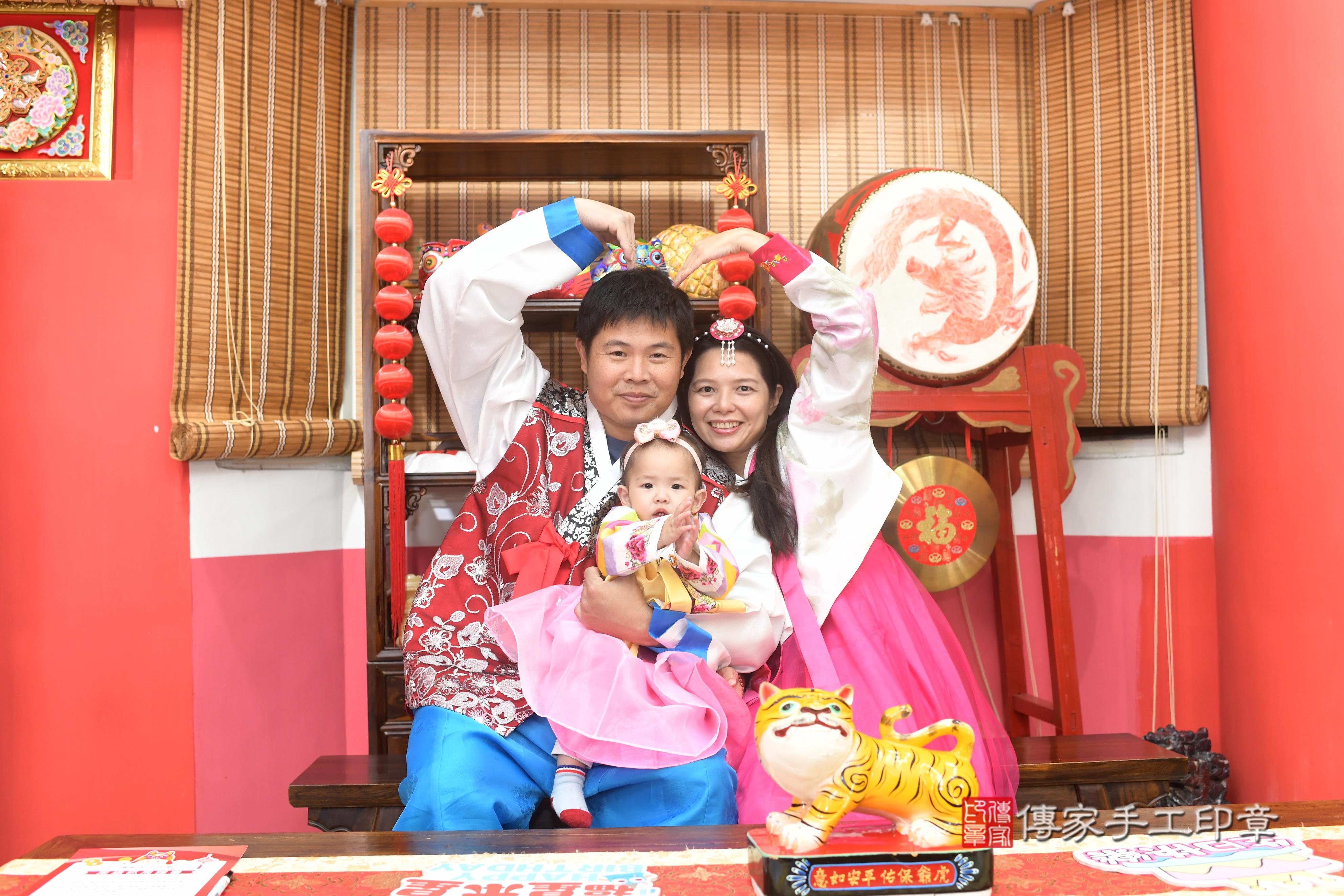傳家手工印章高雄店、抓周、度脺、中國風會場、傳家嬰兒古禮、吉祥話、抓周道具物品24種、拍照。抓周證書。寶寶抓周、滿周歲、生日快樂、祝福