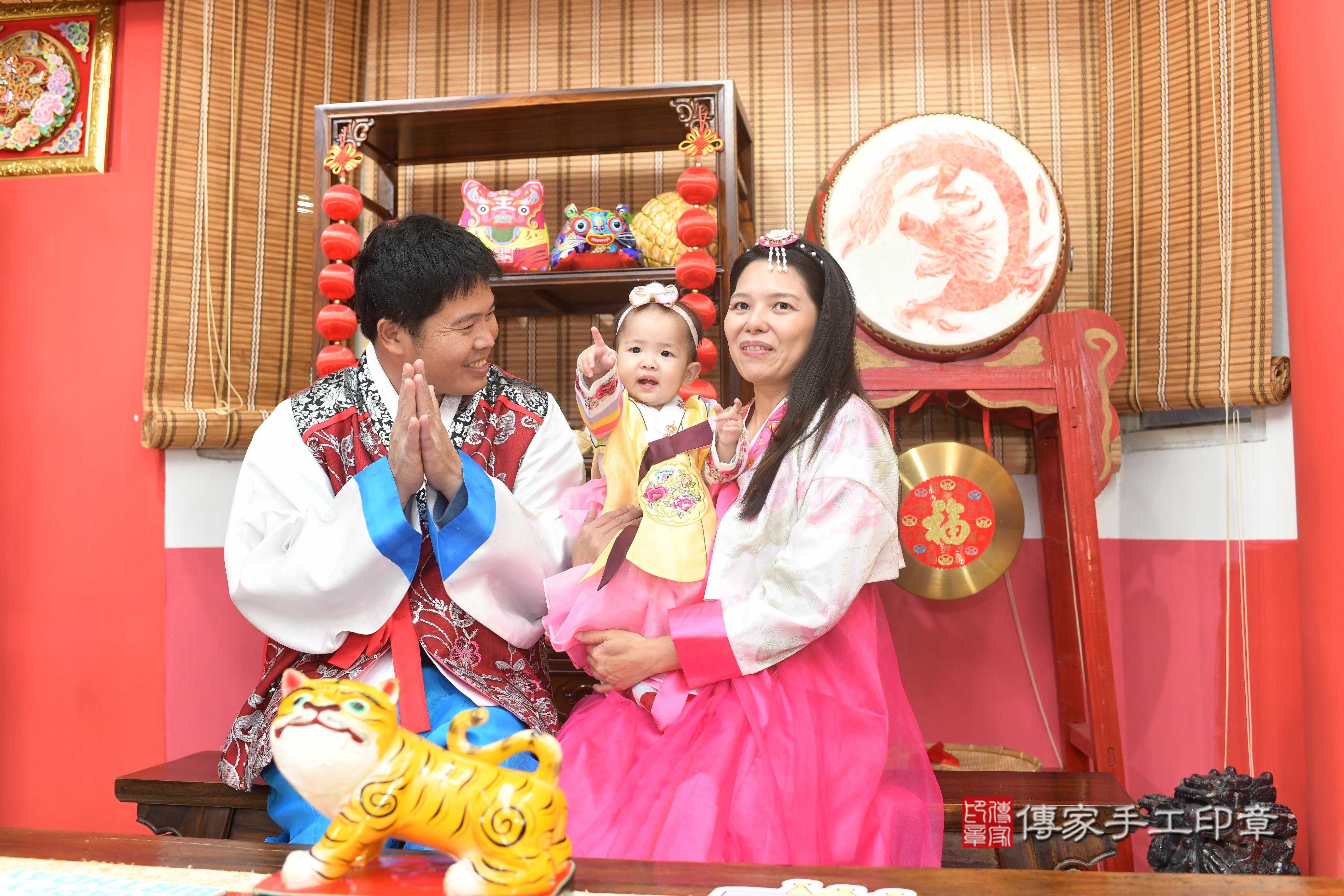傳家手工印章高雄店、抓周、度脺、中國風會場、傳家嬰兒古禮、吉祥話、抓周道具物品24種、拍照。抓周證書。寶寶抓周、滿周歲、生日快樂、祝福